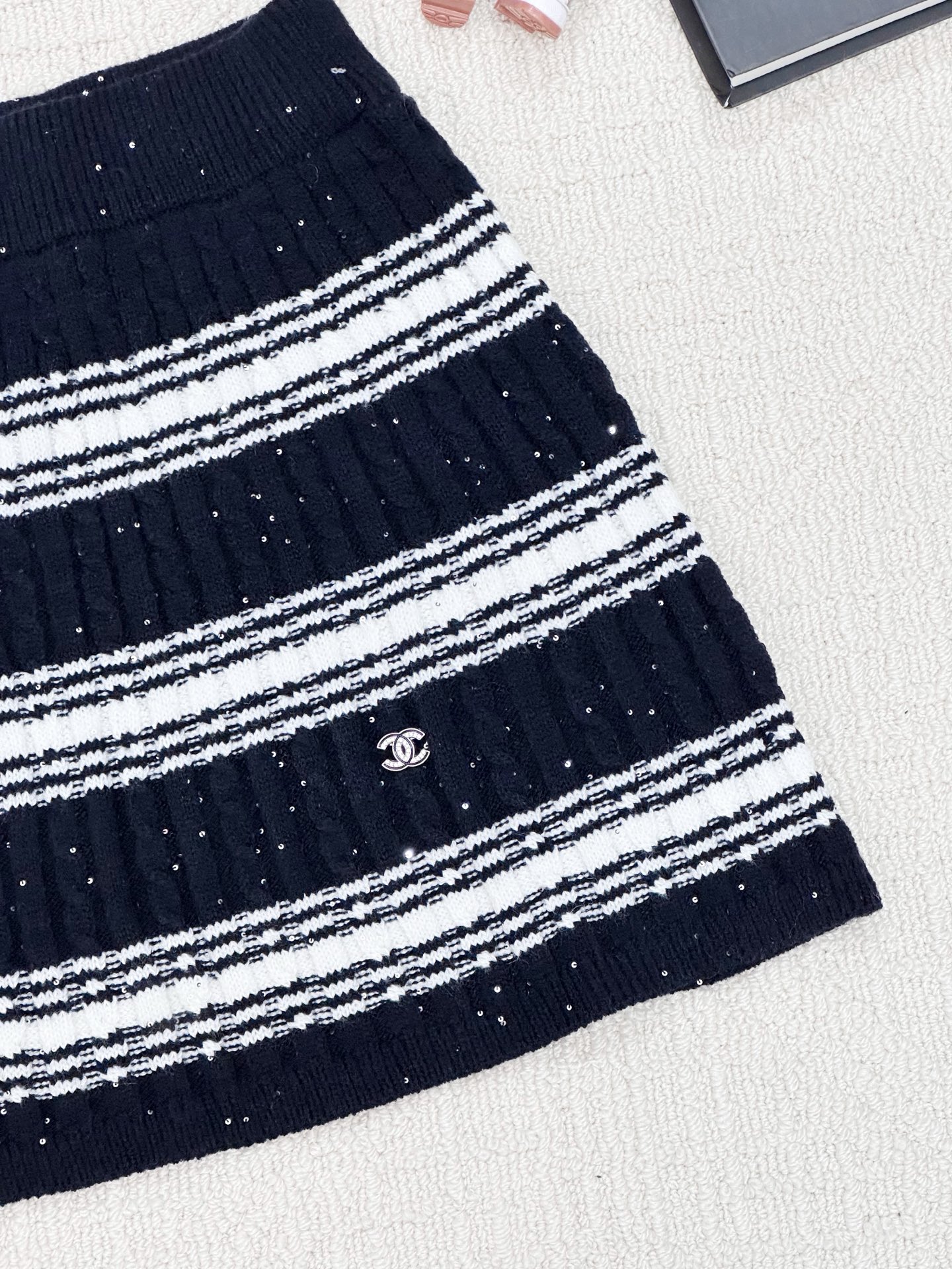 𝐂𝐡𝐚𝐧𝐞𝐥 𝟐𝟓新款 珠片条纹两件套款 logo图案修饰点缀 系列款出货 🆕🆕🆕 上身高级氛围感🈵️🈵
