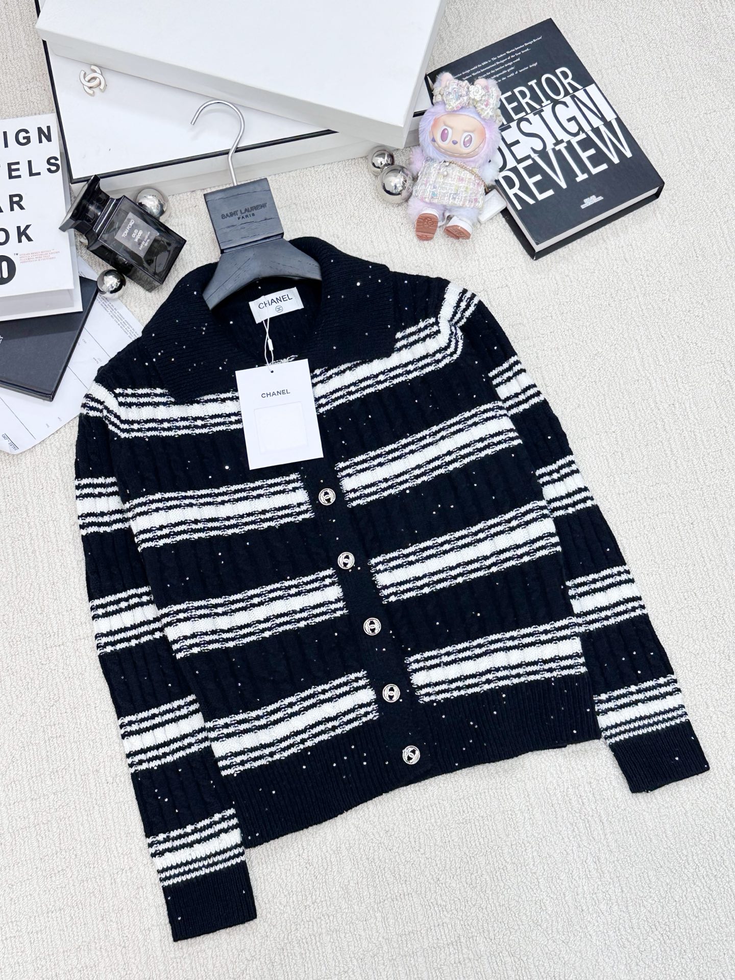 𝐂𝐡𝐚𝐧𝐞𝐥 𝟐𝟓新款 珠片条纹两件套款 logo图案修饰点缀 系列款出货 🆕🆕🆕 上身高级氛围感🈵️🈵