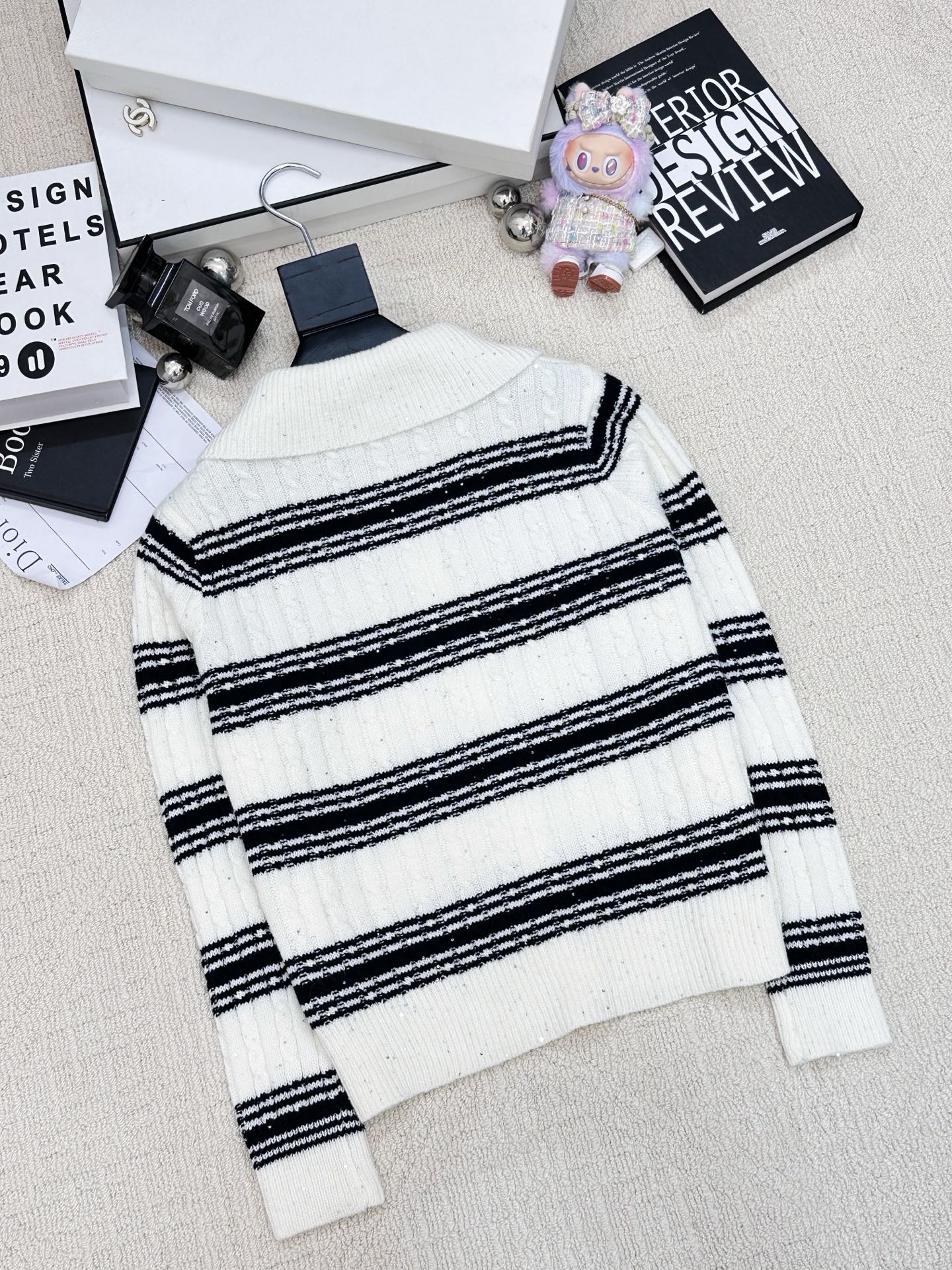 𝐂𝐡𝐚𝐧𝐞𝐥 𝟐𝟓新款 珠片条纹两件套款 logo图案修饰点缀 系列款出货 🆕🆕🆕 上身高级氛围感🈵️🈵