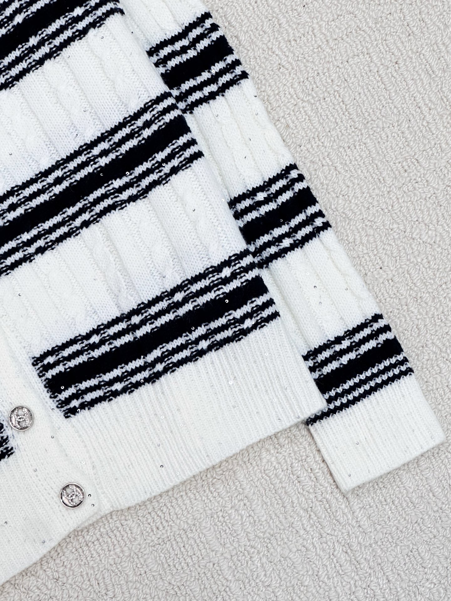 𝐂𝐡𝐚𝐧𝐞𝐥 𝟐𝟓新款 珠片条纹两件套款 logo图案修饰点缀 系列款出货 🆕🆕🆕 上身高级氛围感🈵️🈵