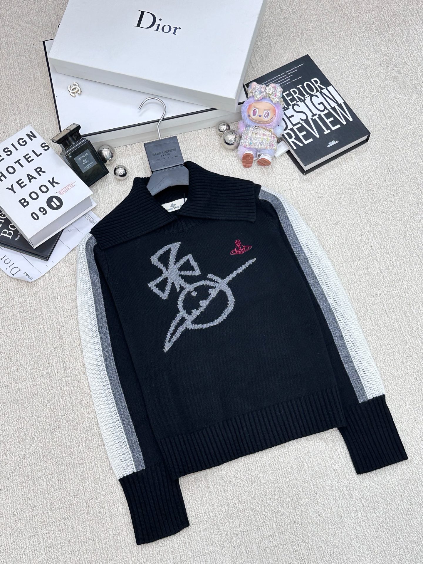 NO:498369,VivienWestwood Queen Mother New Lapel Knitted Long Sleeve Logo Pattern Embellishment Series Shipping Upper Body High-end Ambience 2 Color Code //,,alexander wang19860909VivienWestwood 西太后 新款 翻领针织长袖款 logo图案修饰点缀 系列款出货 上身高级氛围感 2色碼 //,,alexander wang,Women's clothing