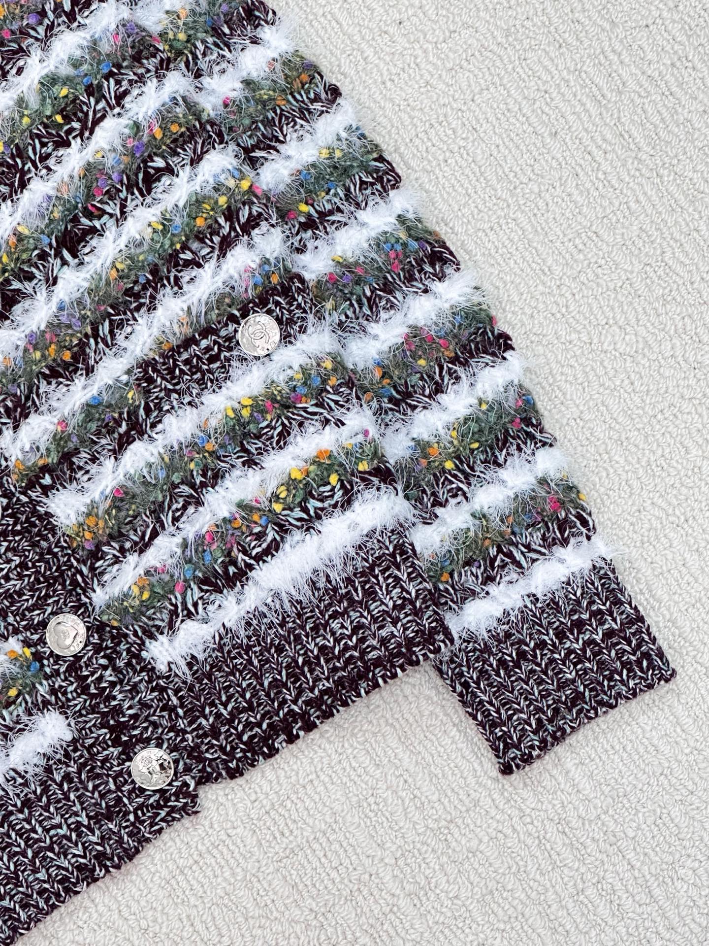 𝐂𝐡𝐚𝐧𝐞𝐥 𝟐𝟓新款 条纹渐变款 logo图案修饰点缀 系列款出货 🆕🆕🆕 上身高级氛围感🈵️🈵️ 1