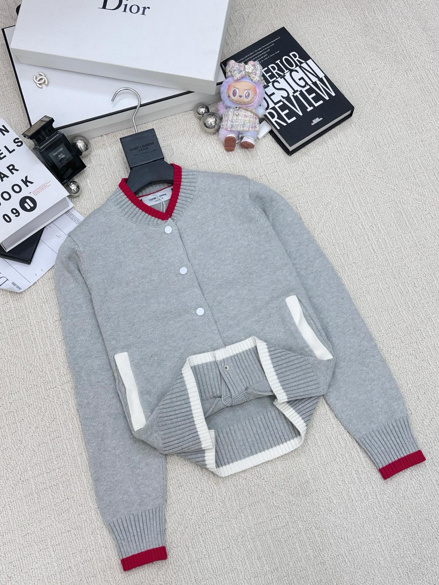 TB 𝟐𝟓新款 简约风撞色开衫款 logo图案修饰点缀 系列款出货 🆕🆕🆕 上身高级氛围感🈵️🈵️ 2色