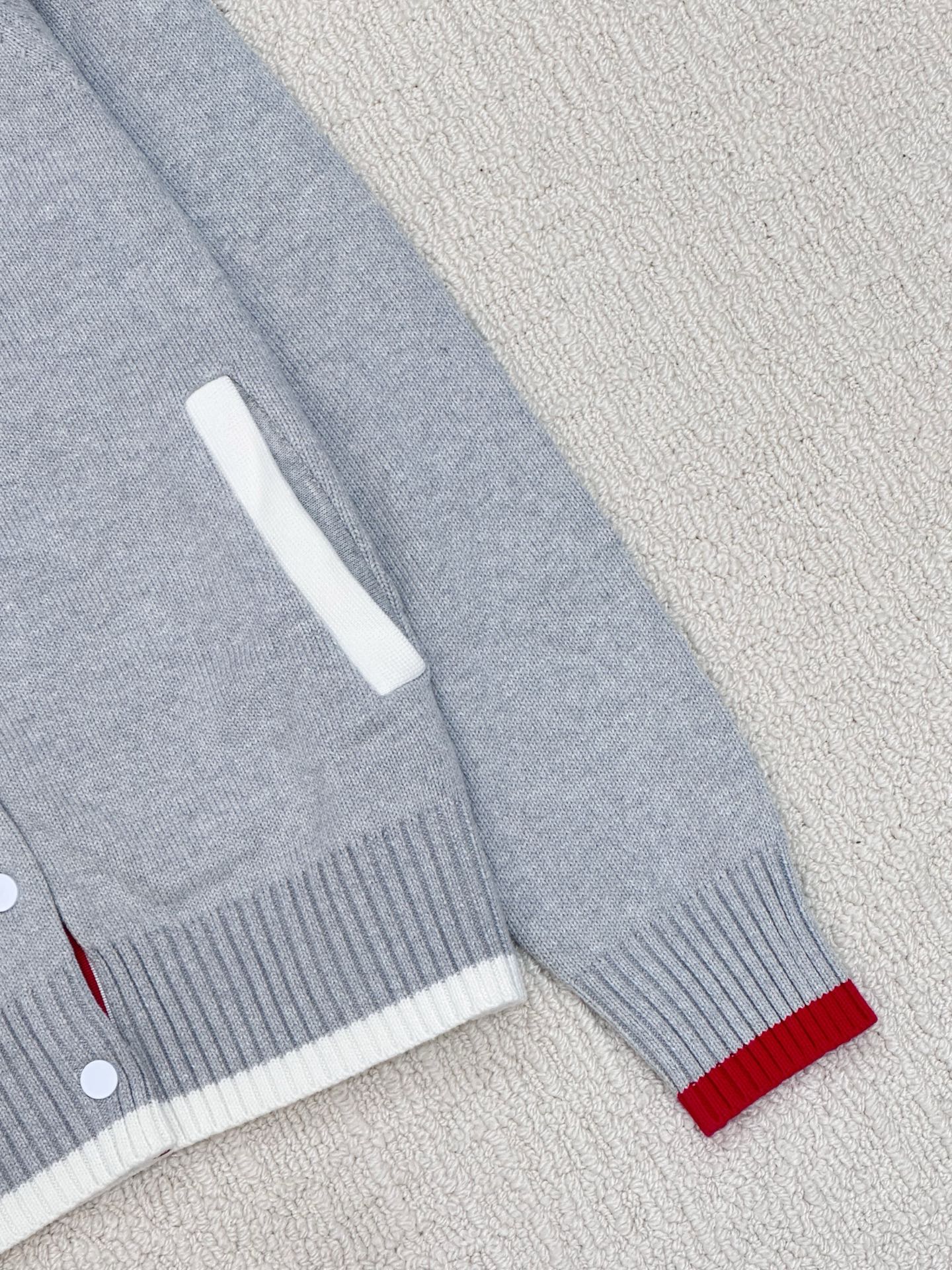 TB 𝟐𝟓新款 简约风撞色开衫款 logo图案修饰点缀 系列款出货 🆕🆕🆕 上身高级氛围感🈵️🈵️ 2色