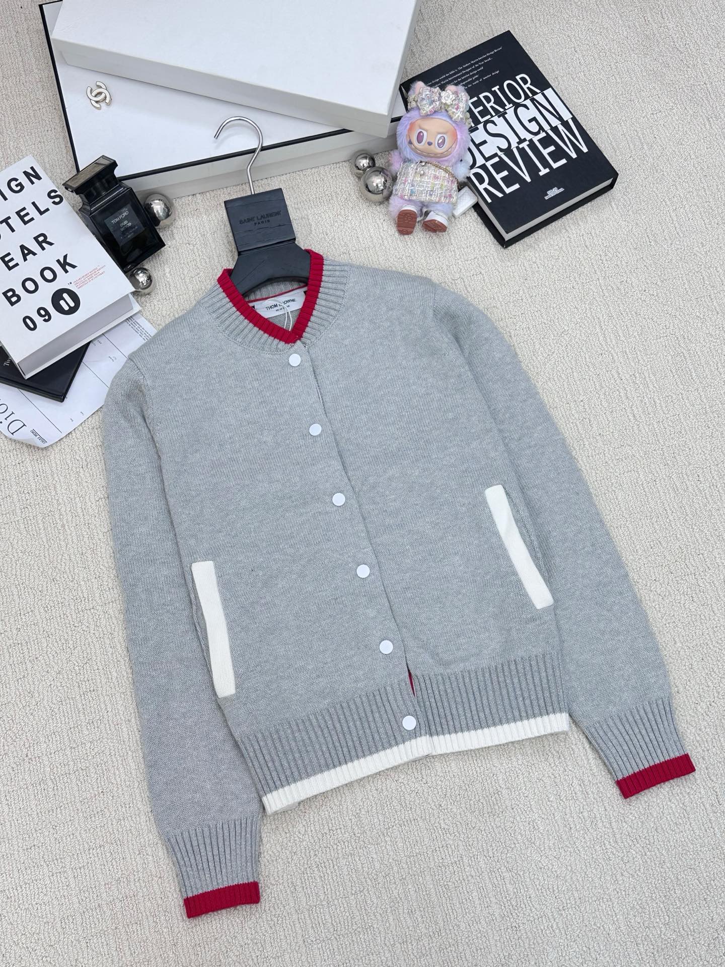 TB 𝟐𝟓新款 简约风撞色开衫款 logo图案修饰点缀 系列款出货 🆕🆕🆕 上身高级氛围感🈵️🈵️ 2色