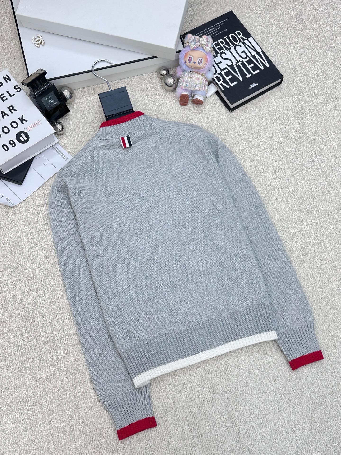 TB 𝟐𝟓新款 简约风撞色开衫款 logo图案修饰点缀 系列款出货 🆕🆕🆕 上身高级氛围感🈵️🈵️ 2色