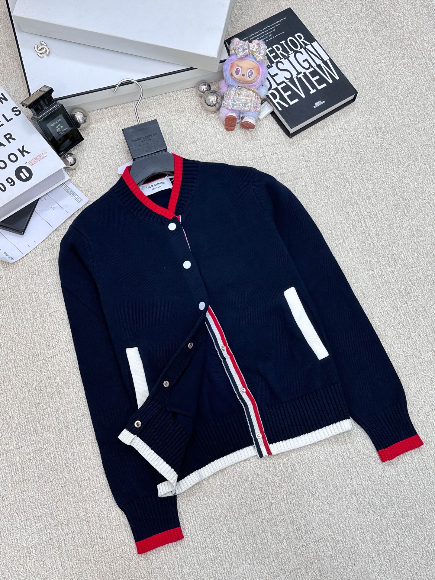 TB 𝟐𝟓新款 简约风撞色开衫款 logo图案修饰点缀 系列款出货 🆕🆕🆕 上身高级氛围感🈵️🈵️ 2色