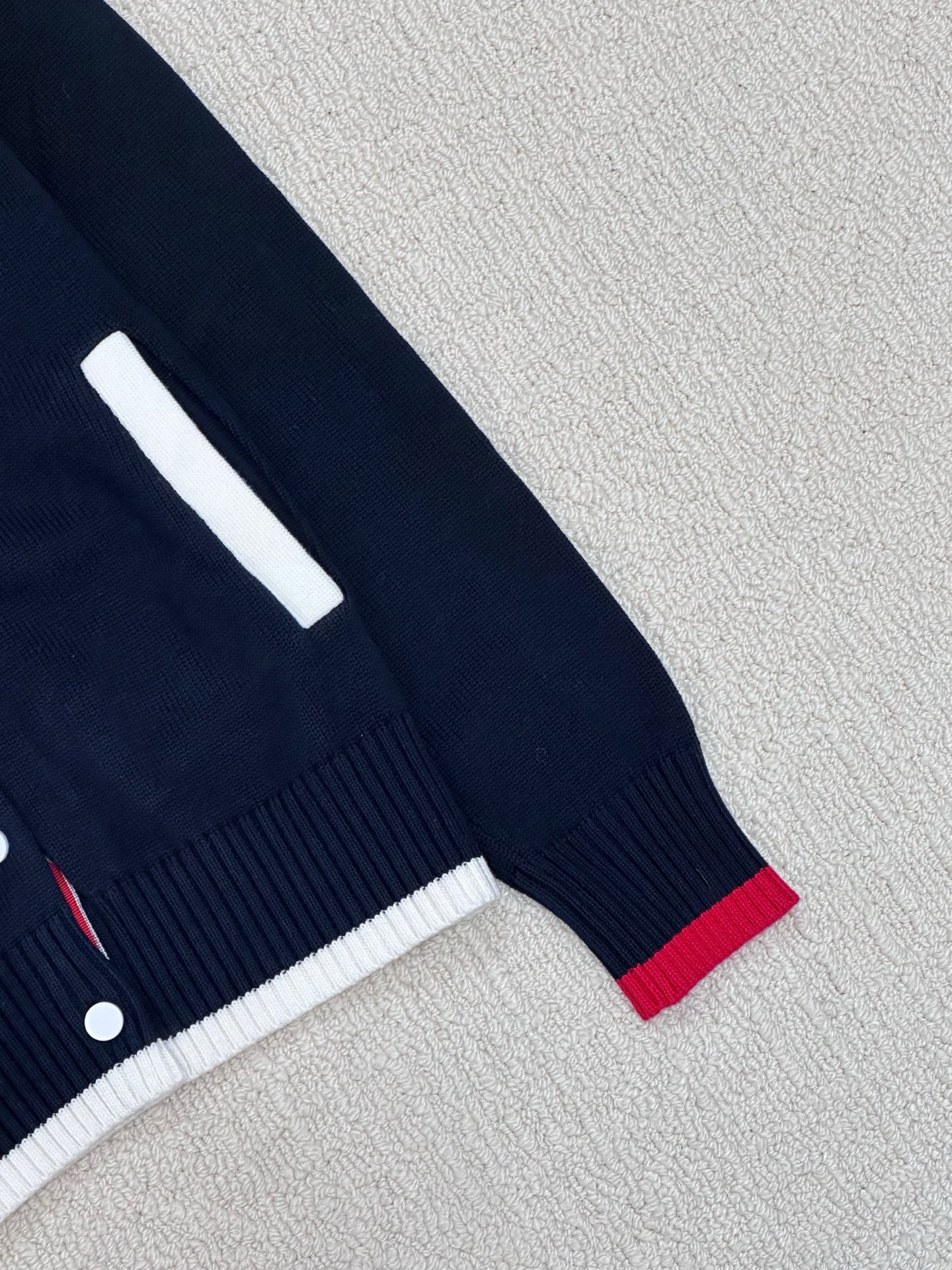 TB 𝟐𝟓新款 简约风撞色开衫款 logo图案修饰点缀 系列款出货 🆕🆕🆕 上身高级氛围感🈵️🈵️ 2色