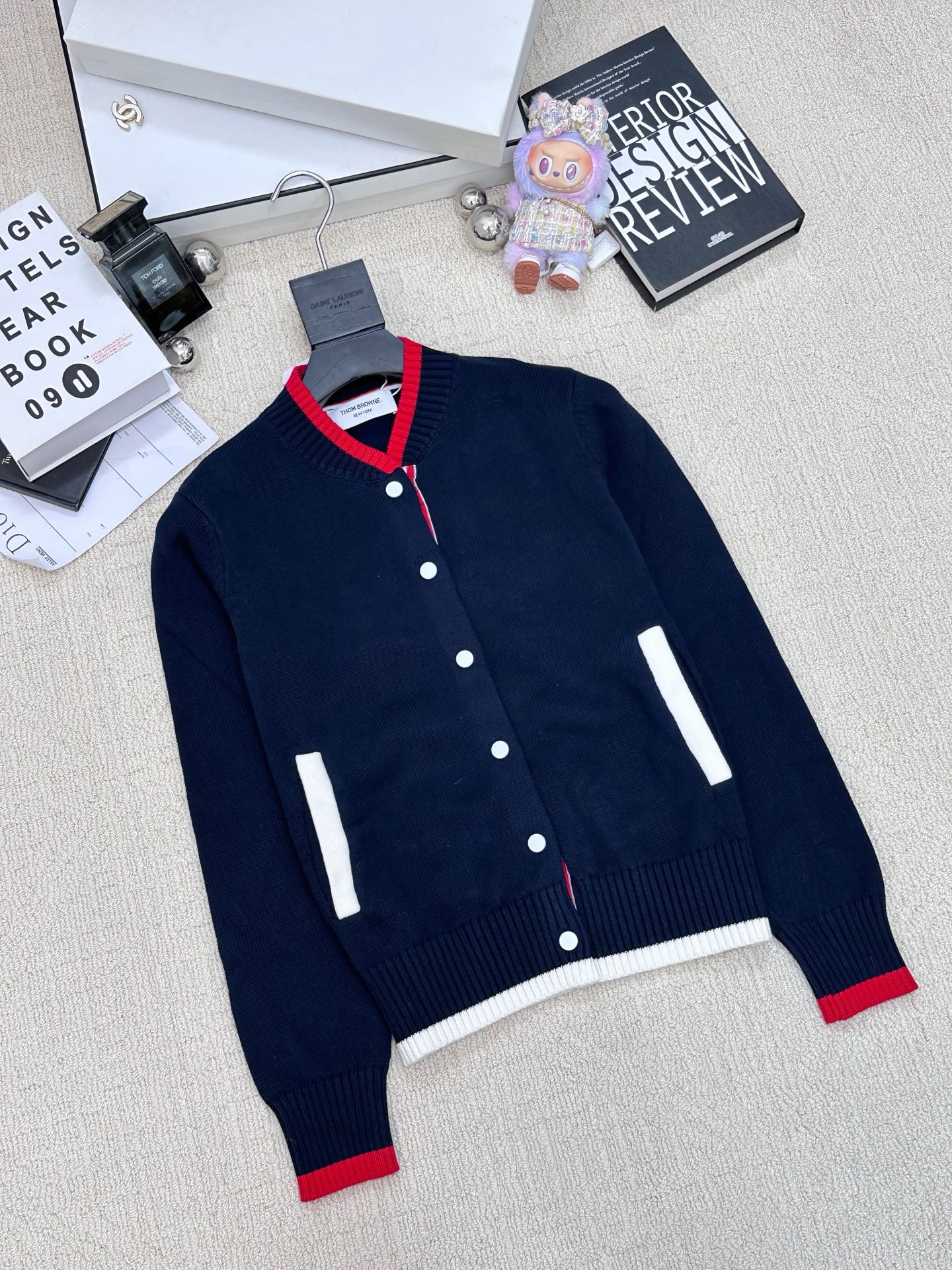 NO:498355,TB new style simple style contrasting cardigan logo pattern embellishment series shipment high-end atmosphere 2 color code //,,alexander wang19860909TB 新款 简约风撞色开衫款 logo图案修饰点缀 系列款出货 上身高级氛围感 2色碼 //,,alexander wang,Women's clothing