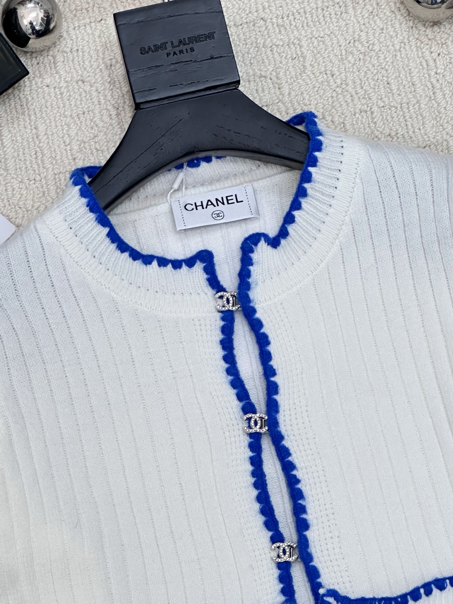 𝐂𝐡𝐚𝐧𝐞𝐥 𝟐𝟓新款 简约风撞色开衫款 logo图案修饰点缀 系列款出货 🆕🆕🆕 上身高级氛围感🈵️🈵