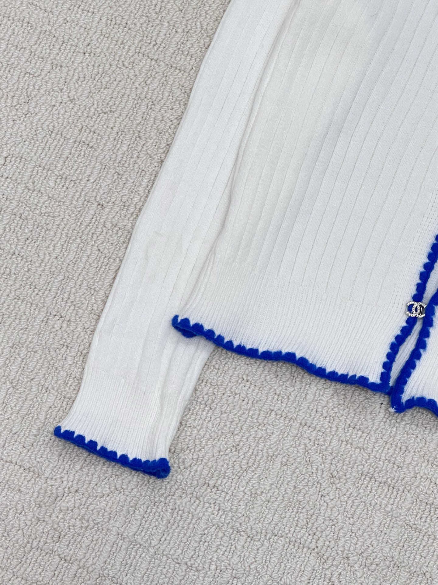 𝐂𝐡𝐚𝐧𝐞𝐥 𝟐𝟓新款 简约风撞色开衫款 logo图案修饰点缀 系列款出货 🆕🆕🆕 上身高级氛围感🈵️🈵