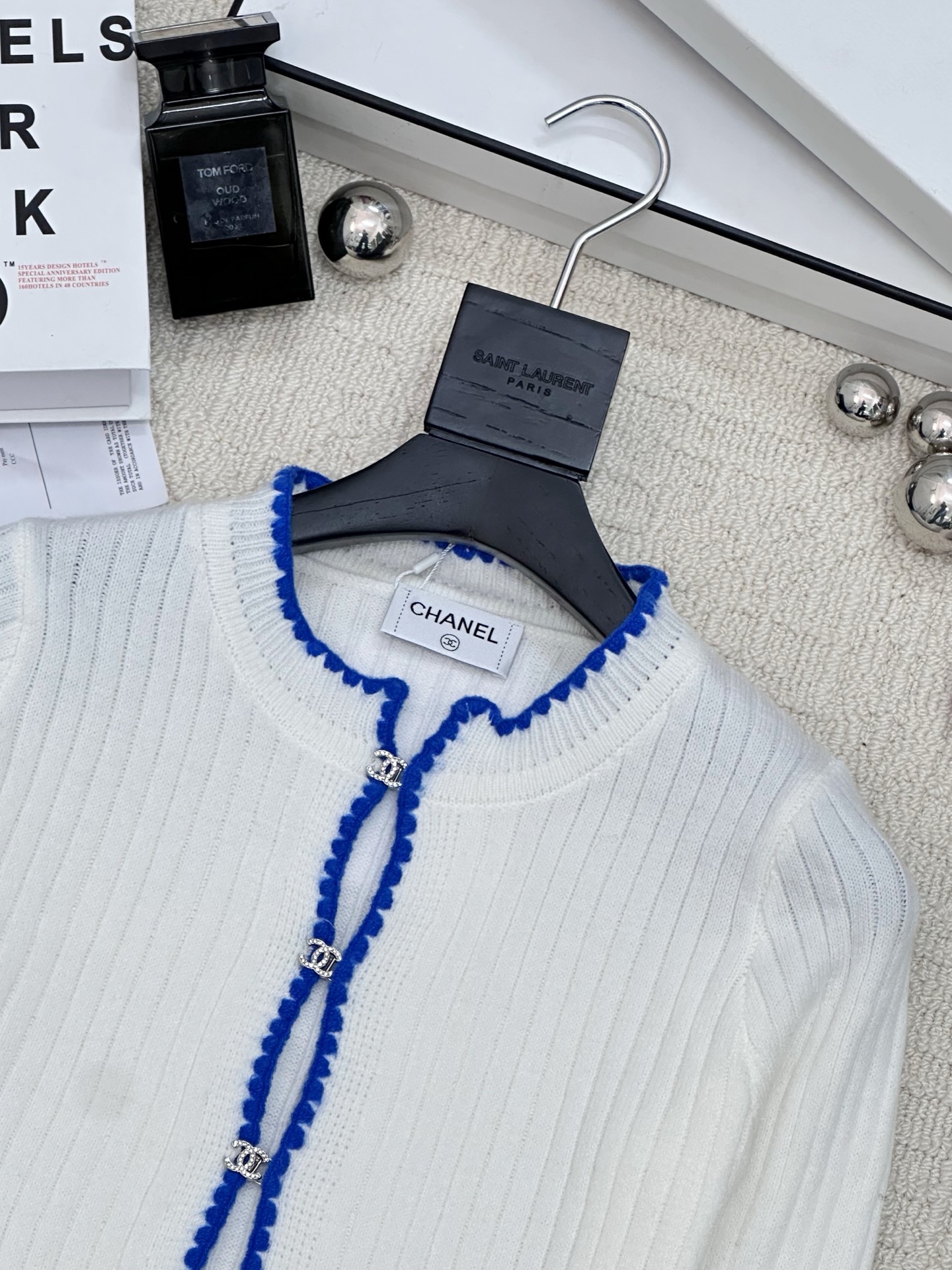 𝐂𝐡𝐚𝐧𝐞𝐥 𝟐𝟓新款 简约风撞色开衫款 logo图案修饰点缀 系列款出货 🆕🆕🆕 上身高级氛围感🈵️🈵