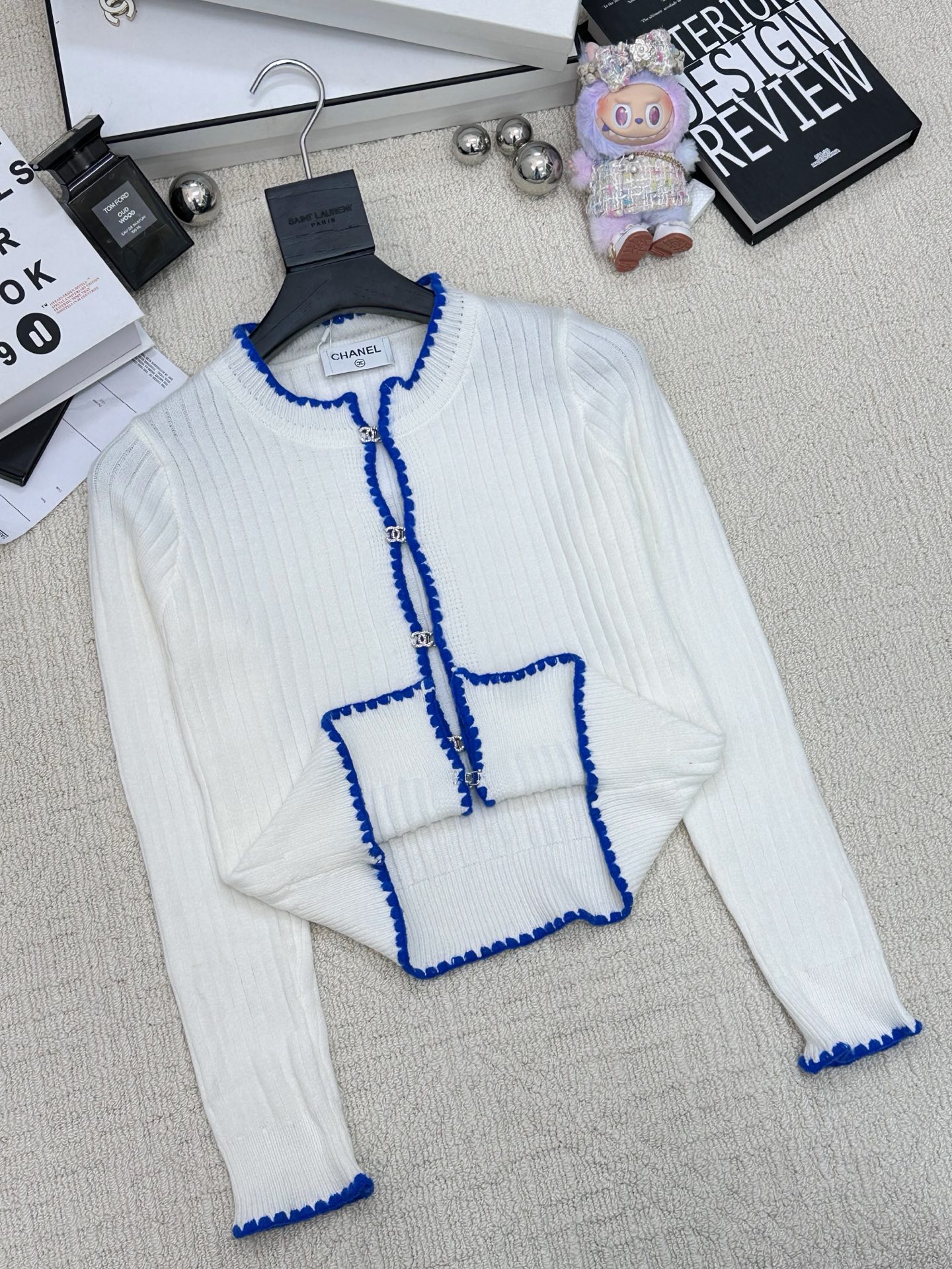 𝐂𝐡𝐚𝐧𝐞𝐥 𝟐𝟓新款 简约风撞色开衫款 logo图案修饰点缀 系列款出货 🆕🆕🆕 上身高级氛围感🈵️🈵