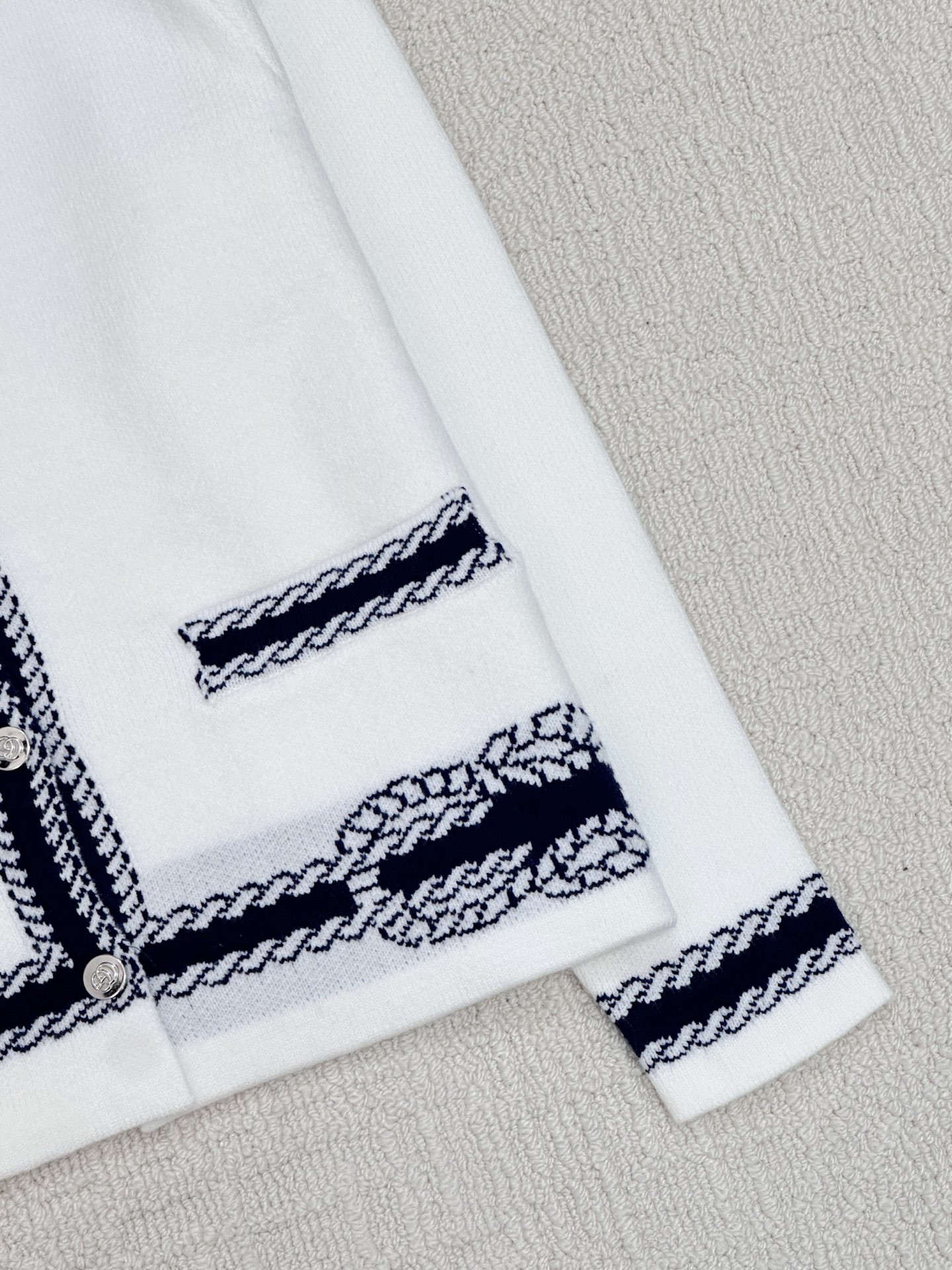 Gucci 𝟐𝟓新款 简约风撞色开衫款 logo图案修饰点缀 系列款出货 🆕🆕🆕 上身高级氛围感🈵️🈵️