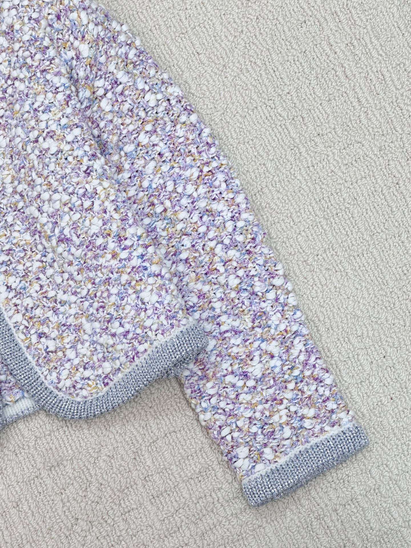 𝐂𝐡𝐚𝐧𝐞𝐥 𝟐𝟓新款 编织钩花彩色开衫款 logo图案修饰点缀 系列款出货 🆕🆕🆕 上身高级氛围感🈵️