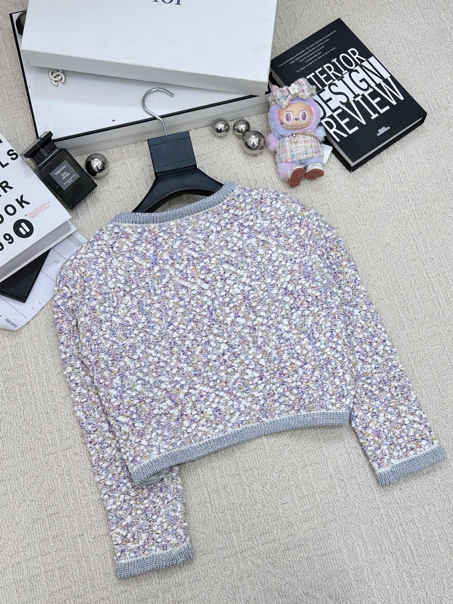 𝐂𝐡𝐚𝐧𝐞𝐥 𝟐𝟓新款 编织钩花彩色开衫款 logo图案修饰点缀 系列款出货 🆕🆕🆕 上身高级氛围感🈵️