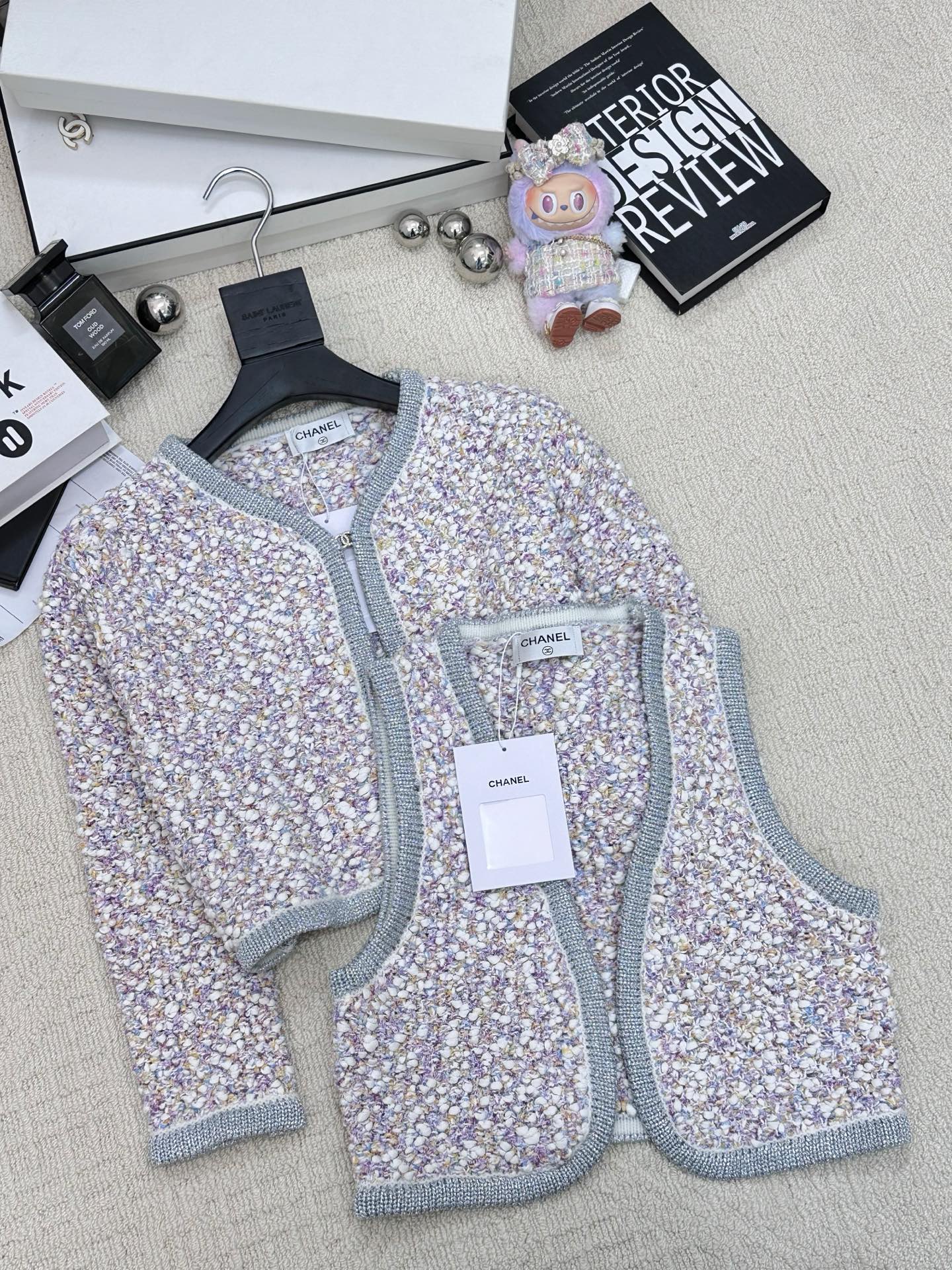 𝐂𝐡𝐚𝐧𝐞𝐥 𝟐𝟓新款 编织钩花彩色开衫款 logo图案修饰点缀 系列款出货 🆕🆕🆕 上身高级氛围感🈵️