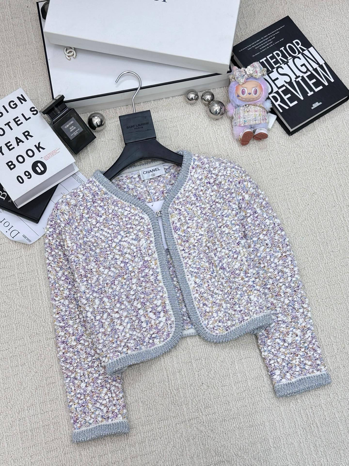 𝐂𝐡𝐚𝐧𝐞𝐥 𝟐𝟓新款 编织钩花彩色开衫款 logo图案修饰点缀 系列款出货 🆕🆕🆕 上身高级氛围感🈵️