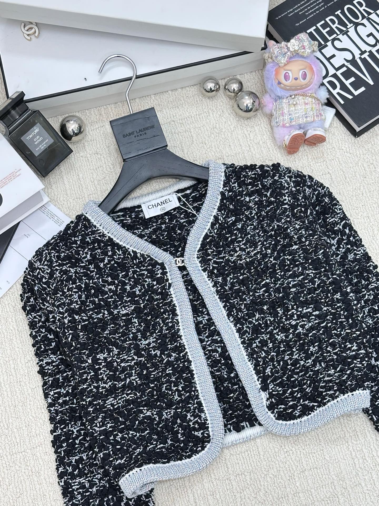 𝐂𝐡𝐚𝐧𝐞𝐥 𝟐𝟓新款 编织钩花彩色开衫款 logo图案修饰点缀 系列款出货 🆕🆕🆕 上身高级氛围感🈵️