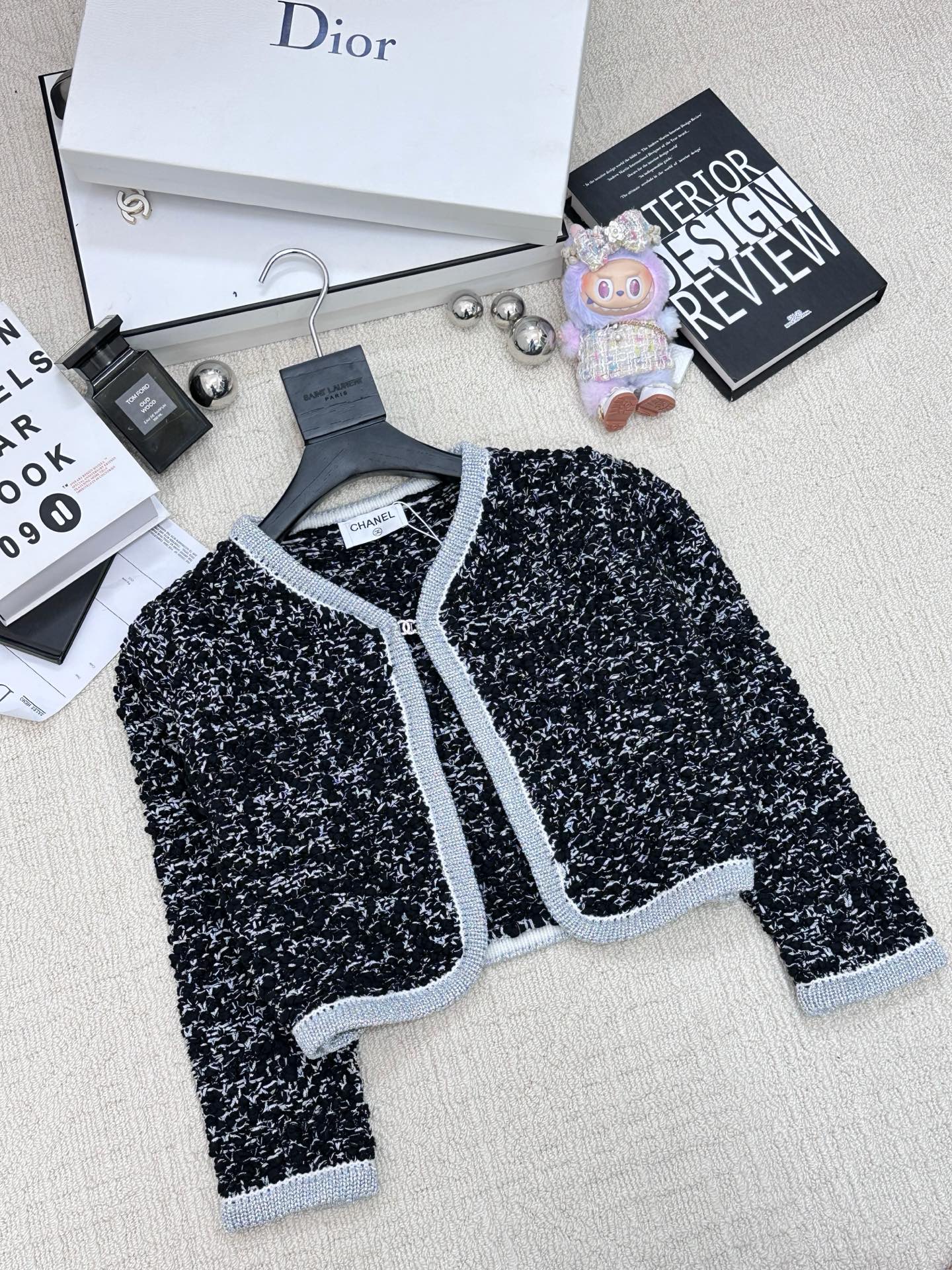 NO:498338,New style, woven hook-flowered cardigan, logo pattern embellishment, series style shipment, high-end atmosphere, 2 color code //,,alexander wang19860909新款 编织钩花彩色开衫款 logo图案修饰点缀 系列款出货 上身高级氛围感 2色碼 //,,alexander wang,Women's clothing