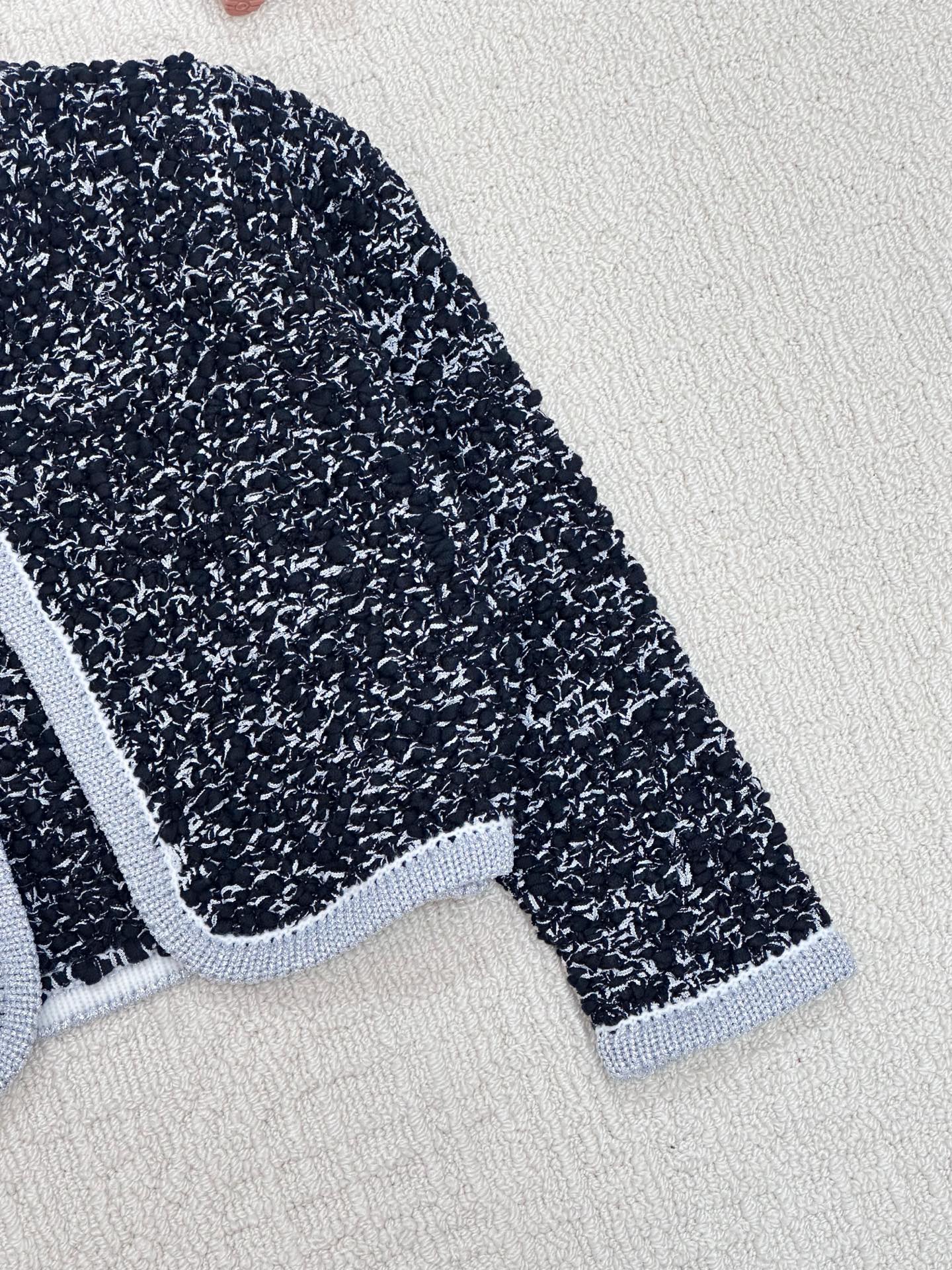 𝐂𝐡𝐚𝐧𝐞𝐥 𝟐𝟓新款 编织钩花彩色开衫款 logo图案修饰点缀 系列款出货 🆕🆕🆕 上身高级氛围感🈵️