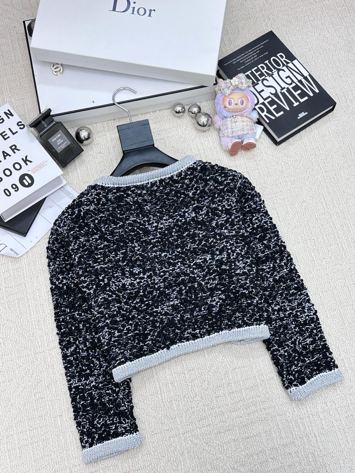 𝐂𝐡𝐚𝐧𝐞𝐥 𝟐𝟓新款 编织钩花彩色开衫款 logo图案修饰点缀 系列款出货 🆕🆕🆕 上身高级氛围感🈵️