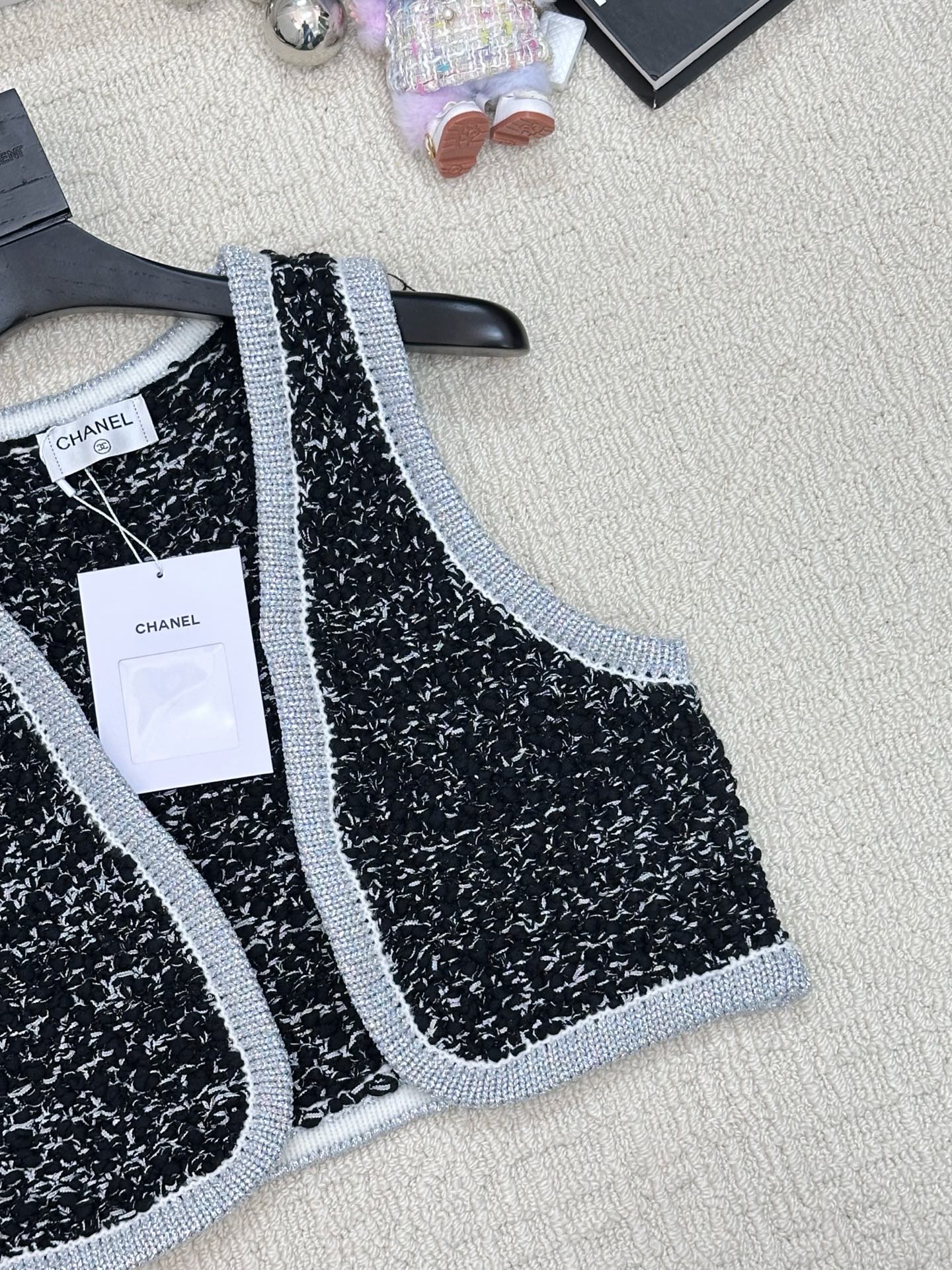 𝐂𝐡𝐚𝐧𝐞𝐥 𝟐𝟓新款 编织钩花彩色马甲款 logo图案修饰点缀 系列款出货 🆕🆕🆕 上身高级氛围感🈵️