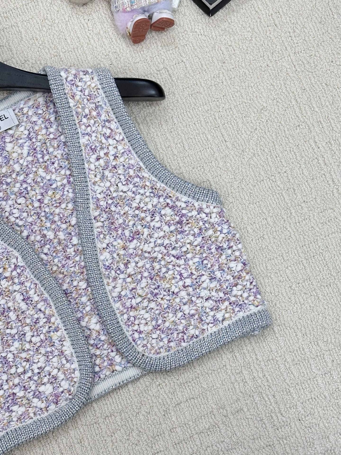 𝐂𝐡𝐚𝐧𝐞𝐥 𝟐𝟓新款 编织钩花彩色马甲款 logo图案修饰点缀 系列款出货 🆕🆕🆕 上身高级氛围感🈵️