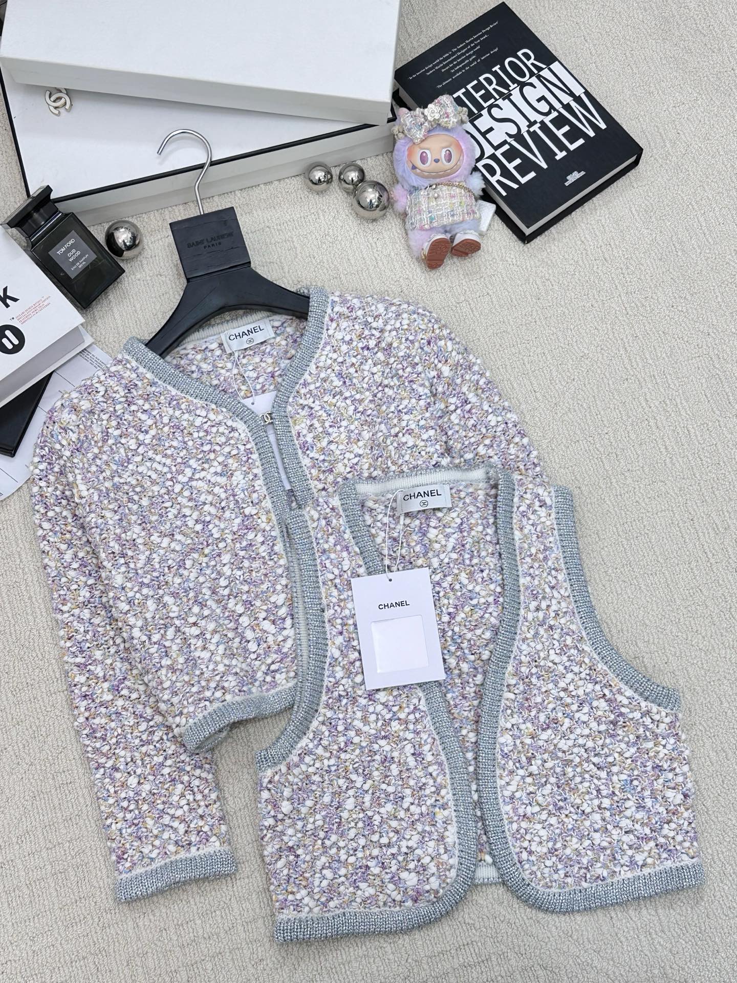 𝐂𝐡𝐚𝐧𝐞𝐥 𝟐𝟓新款 编织钩花彩色马甲款 logo图案修饰点缀 系列款出货 🆕🆕🆕 上身高级氛围感🈵️