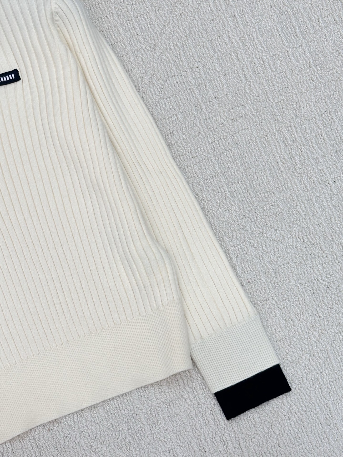 𝐌𝐢𝐮𝐦𝐢𝐮 𝟐𝟓早秋新款 针织纽扣立领长袖款 logo图案修饰 上身高级氛围感🈵️🈵️ 3色𝟑碼 𝟑𝟔