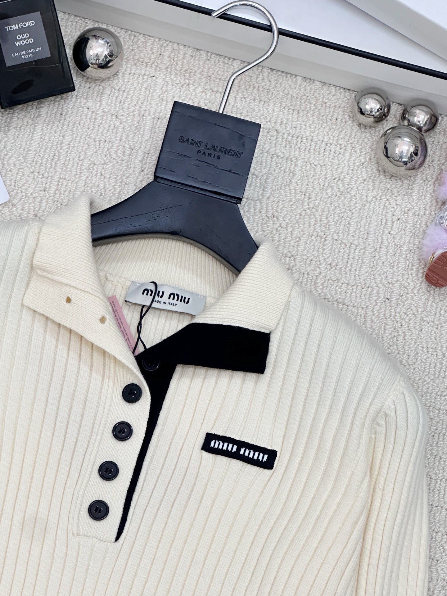 𝐌𝐢𝐮𝐦𝐢𝐮 𝟐𝟓早秋新款 针织纽扣立领长袖款 logo图案修饰 上身高级氛围感🈵️🈵️ 3色𝟑碼 𝟑𝟔