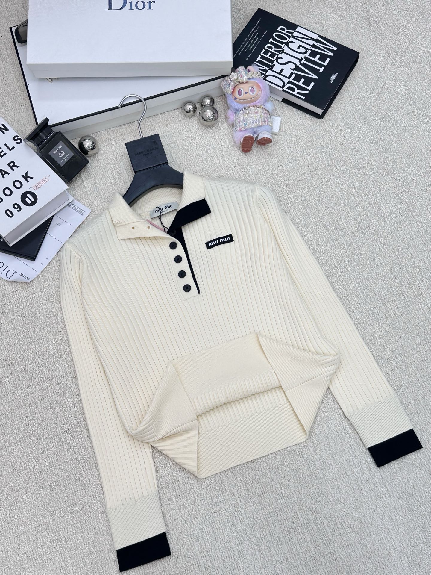 𝐌𝐢𝐮𝐦𝐢𝐮 𝟐𝟓早秋新款 针织纽扣立领长袖款 logo图案修饰 上身高级氛围感🈵️🈵️ 3色𝟑碼 𝟑𝟔