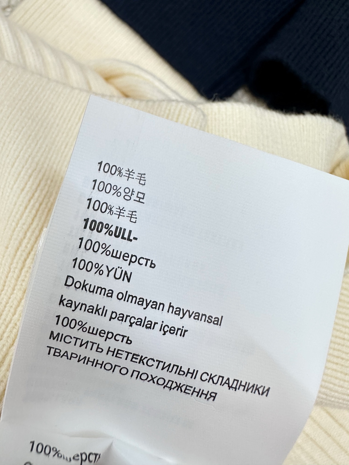 𝐌𝐢𝐮𝐦𝐢𝐮 𝟐𝟓早秋新款 针织纽扣立领长袖款 logo图案修饰 上身高级氛围感🈵️🈵️ 3色𝟑碼 𝟑𝟔