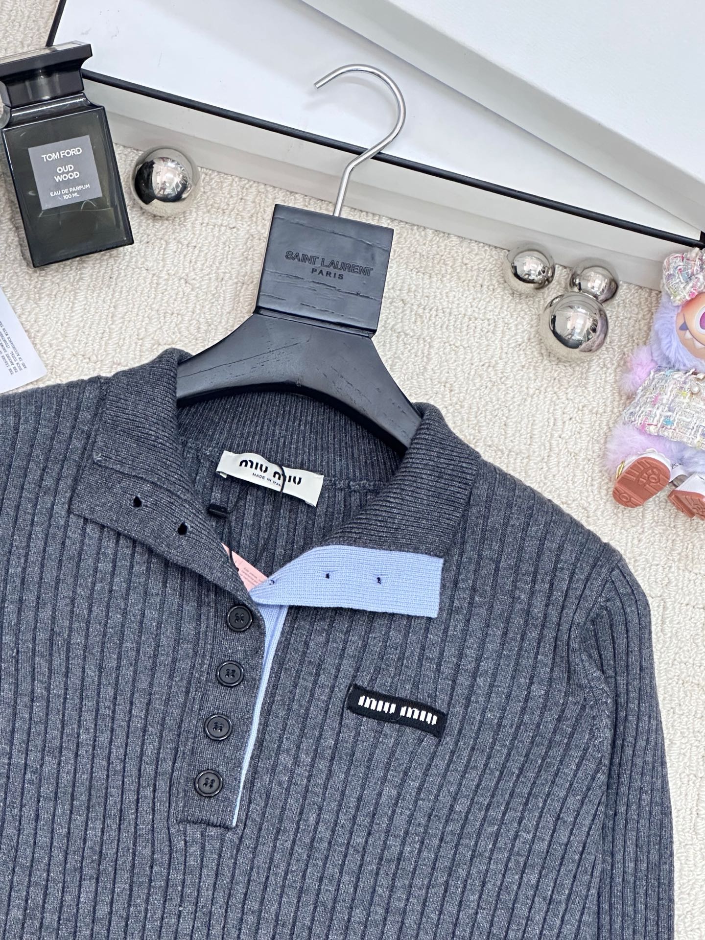 𝐌𝐢𝐮𝐦𝐢𝐮 𝟐𝟓早秋新款 针织纽扣立领长袖款 logo图案修饰 上身高级氛围感🈵️🈵️ 3色𝟑碼 𝟑𝟔