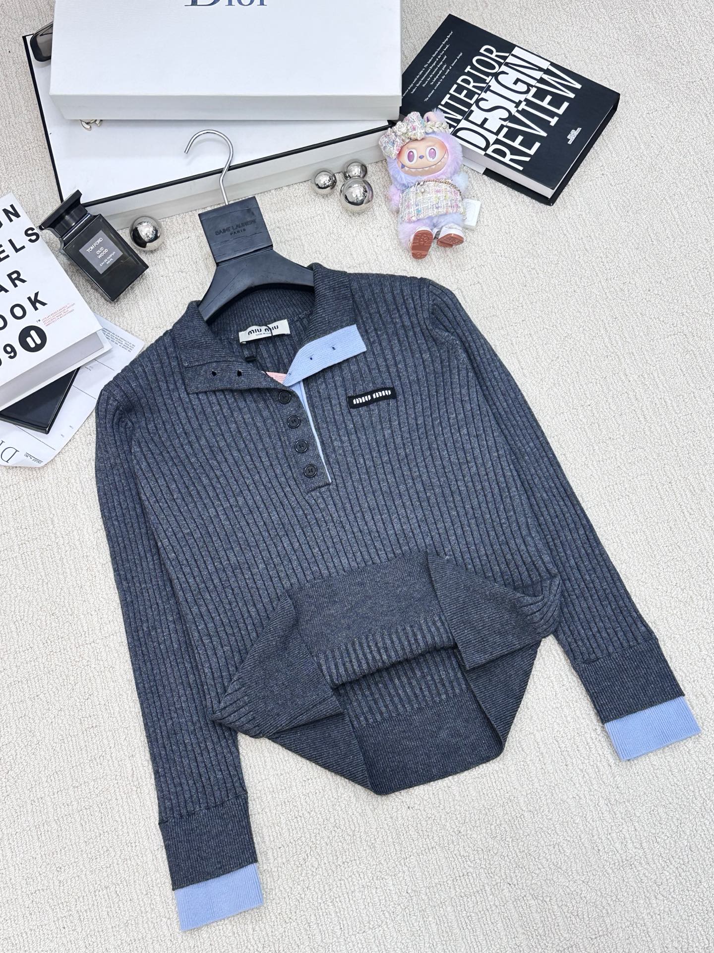 𝐌𝐢𝐮𝐦𝐢𝐮 𝟐𝟓早秋新款 针织纽扣立领长袖款 logo图案修饰 上身高级氛围感🈵️🈵️ 3色𝟑碼 𝟑𝟔