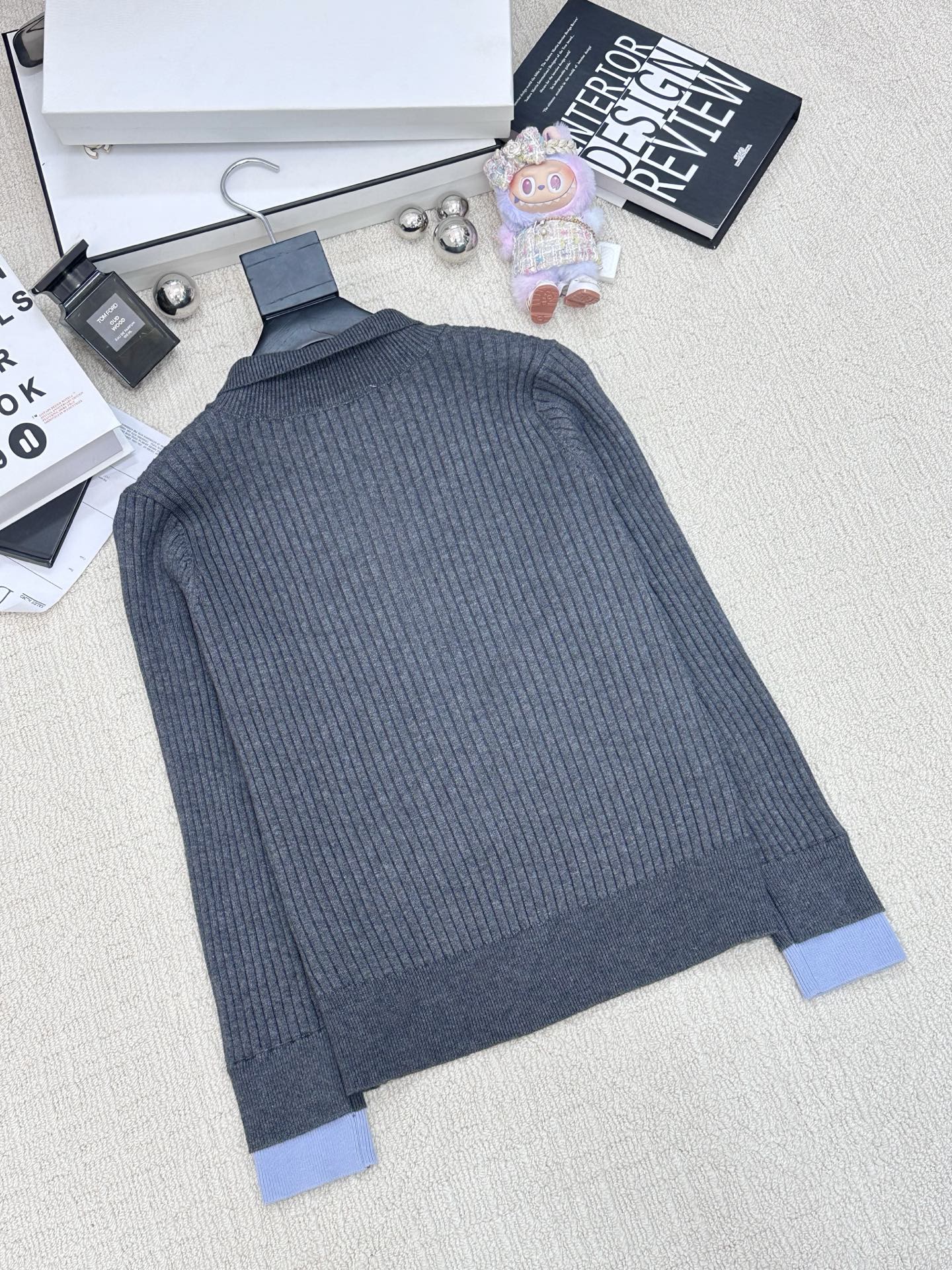 𝐌𝐢𝐮𝐦𝐢𝐮 𝟐𝟓早秋新款 针织纽扣立领长袖款 logo图案修饰 上身高级氛围感🈵️🈵️ 3色𝟑碼 𝟑𝟔