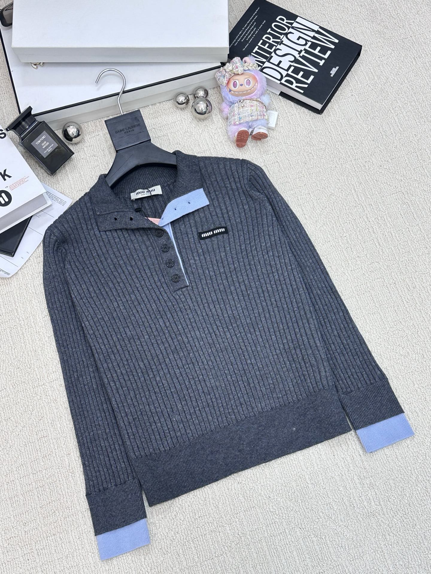 𝐌𝐢𝐮𝐦𝐢𝐮 𝟐𝟓早秋新款 针织纽扣立领长袖款 logo图案修饰 上身高级氛围感🈵️🈵️ 3色𝟑碼 𝟑𝟔