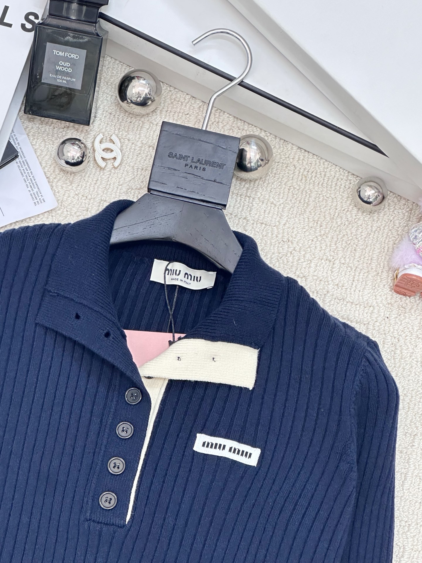 𝐌𝐢𝐮𝐦𝐢𝐮 𝟐𝟓早秋新款 针织纽扣立领长袖款 logo图案修饰 上身高级氛围感🈵️🈵️ 3色𝟑碼 𝟑𝟔