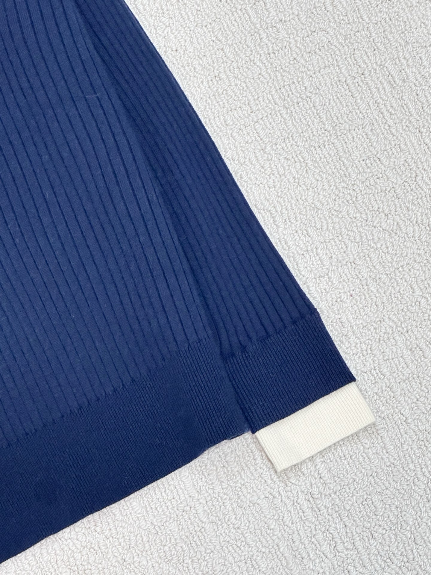 𝐌𝐢𝐮𝐦𝐢𝐮 𝟐𝟓早秋新款 针织纽扣立领长袖款 logo图案修饰 上身高级氛围感🈵️🈵️ 3色𝟑碼 𝟑𝟔