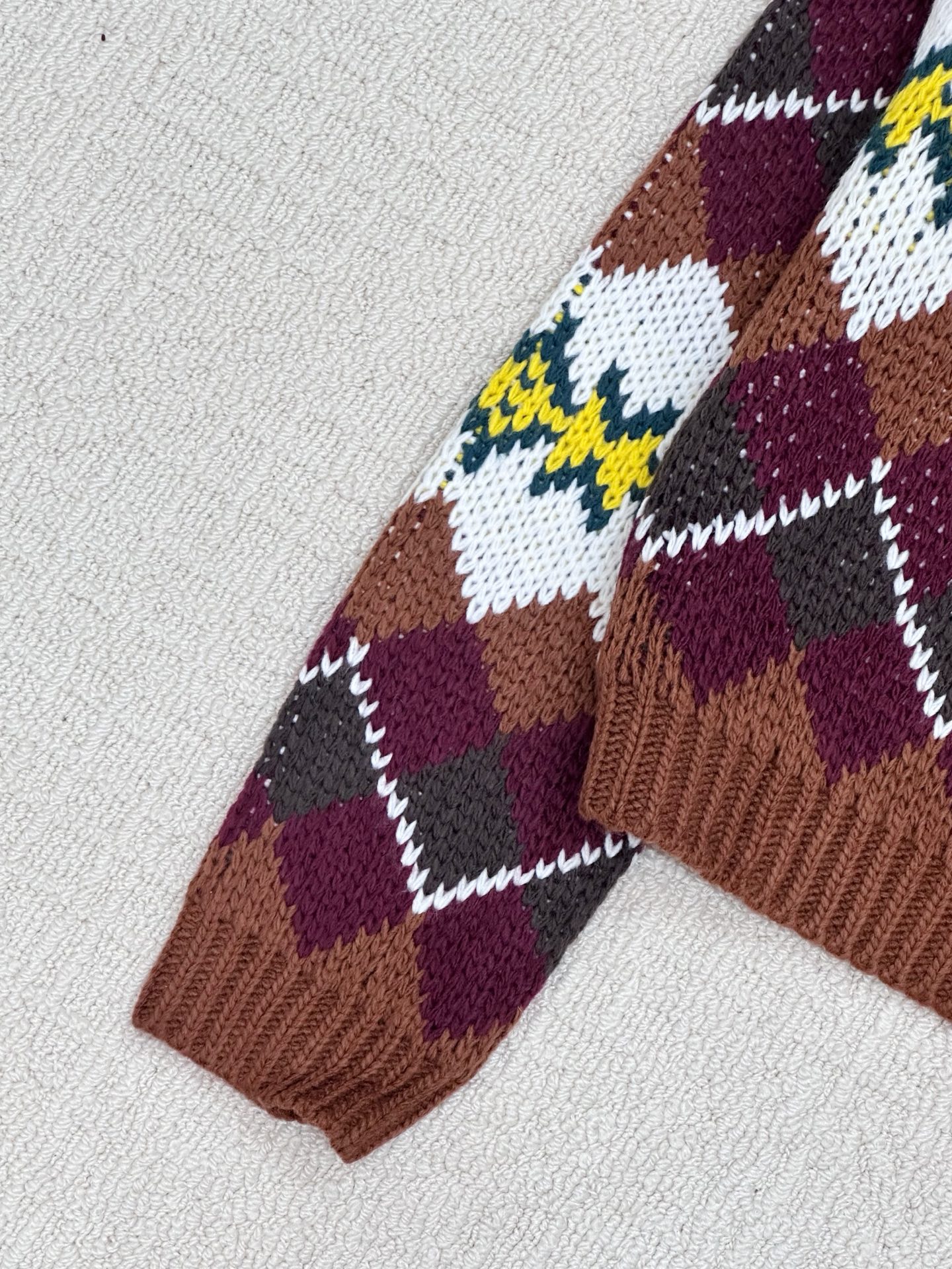 𝐂𝐞𝐥𝐢𝐧𝐞 𝟐𝟓新款 官网同款条纹渐变款 logo图案修饰点缀 上身高级氛围感🈵️🈵️ 1色𝟑碼 𝟑𝟔