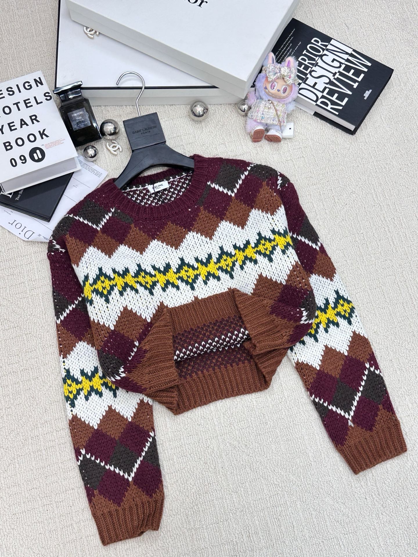 𝐂𝐞𝐥𝐢𝐧𝐞 𝟐𝟓新款 官网同款条纹渐变款 logo图案修饰点缀 上身高级氛围感🈵️🈵️ 1色𝟑碼 𝟑𝟔