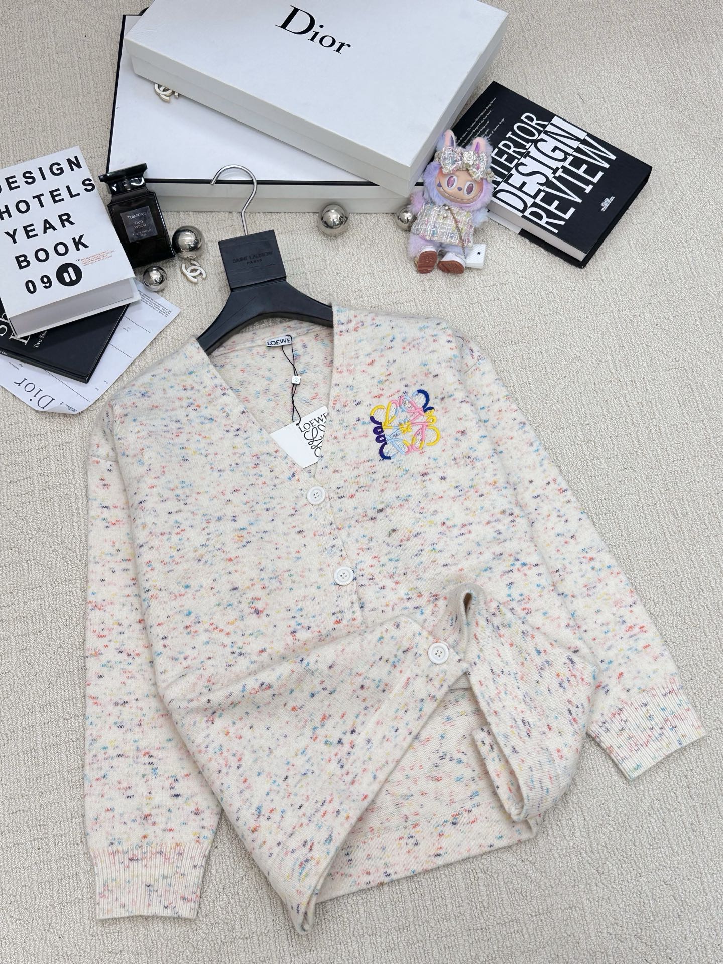 Loewe 𝟐𝟓早秋新款 彩纱开衫款 logo图案修饰点缀 上身高级氛围感🈵️🈵️ 1色𝟑碼 𝟑𝟔/𝟑𝟖