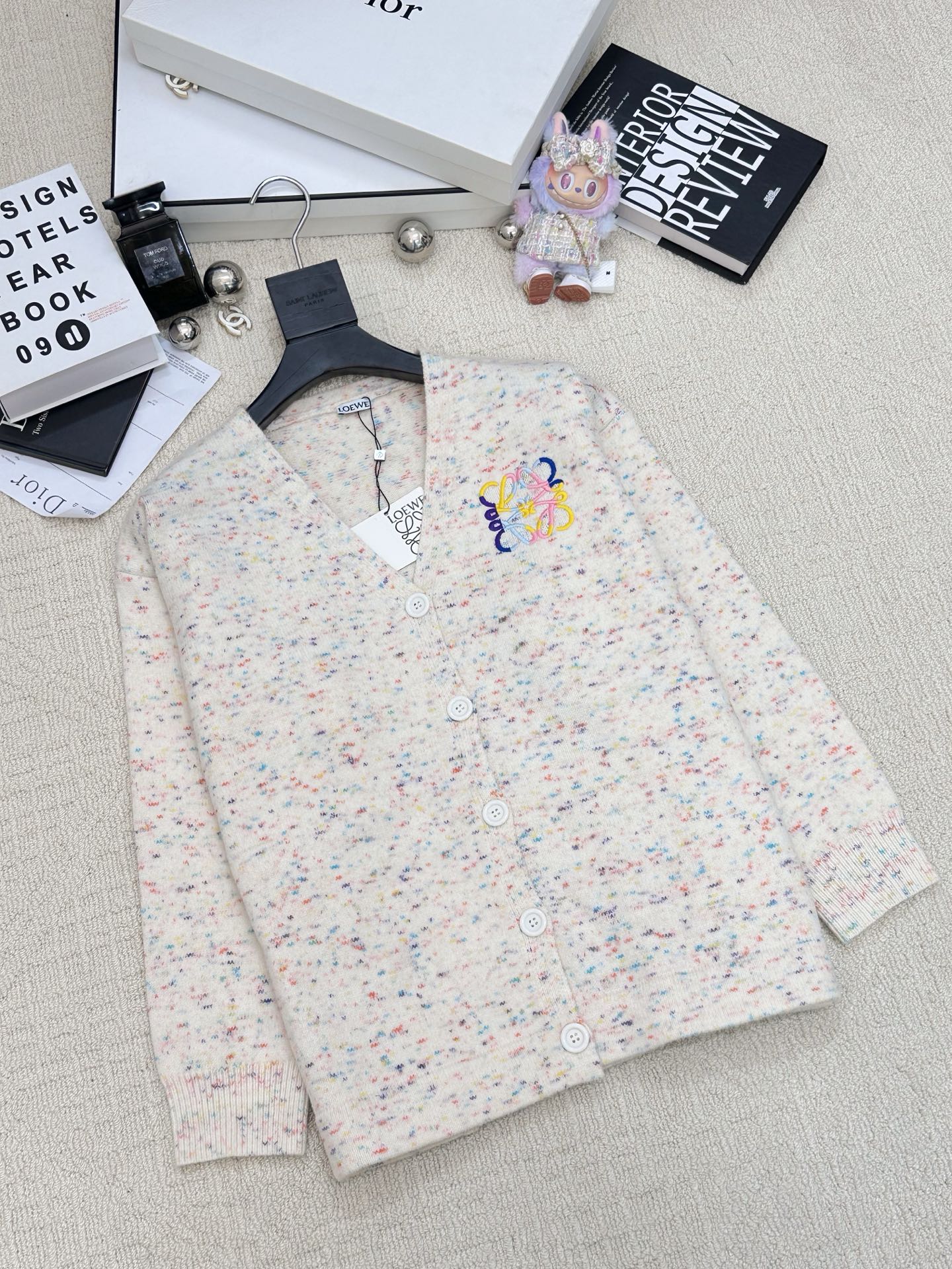 NO:498277,Loewe early autumn new style, colorful cardigan style, logo pattern embellishment, high-end atmosphere on the upper body 1 color code //,,loewe,alexander wang19860909Loewe 早秋新款 彩纱开衫款 logo图案修饰点缀 上身高级氛围感 1色碼 //,,loewe,alexander wang,Women's clothing