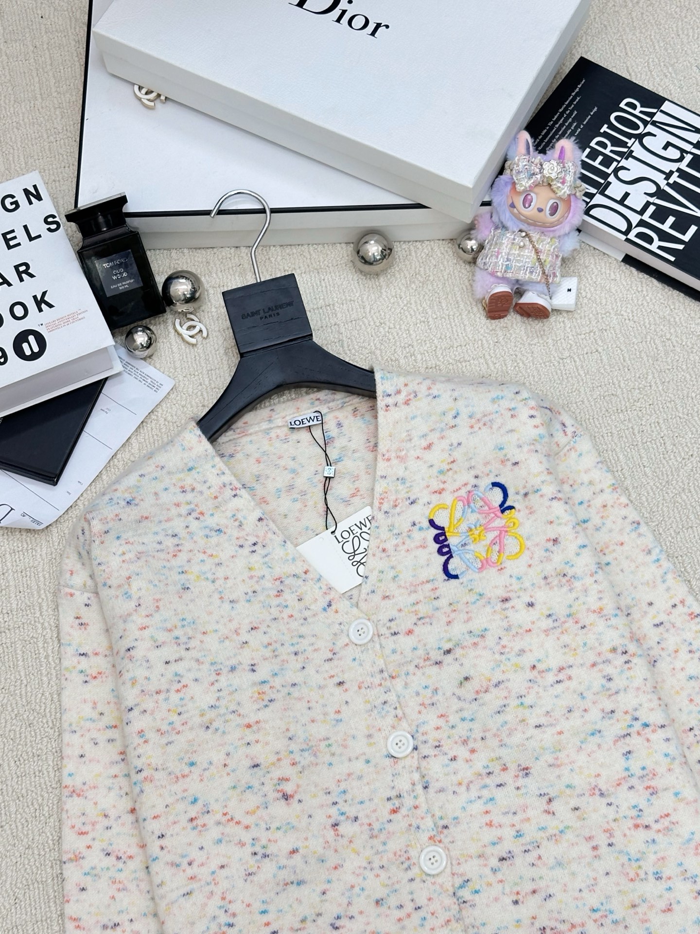 Loewe 𝟐𝟓早秋新款 彩纱开衫款 logo图案修饰点缀 上身高级氛围感🈵️🈵️ 1色𝟑碼 𝟑𝟔/𝟑𝟖