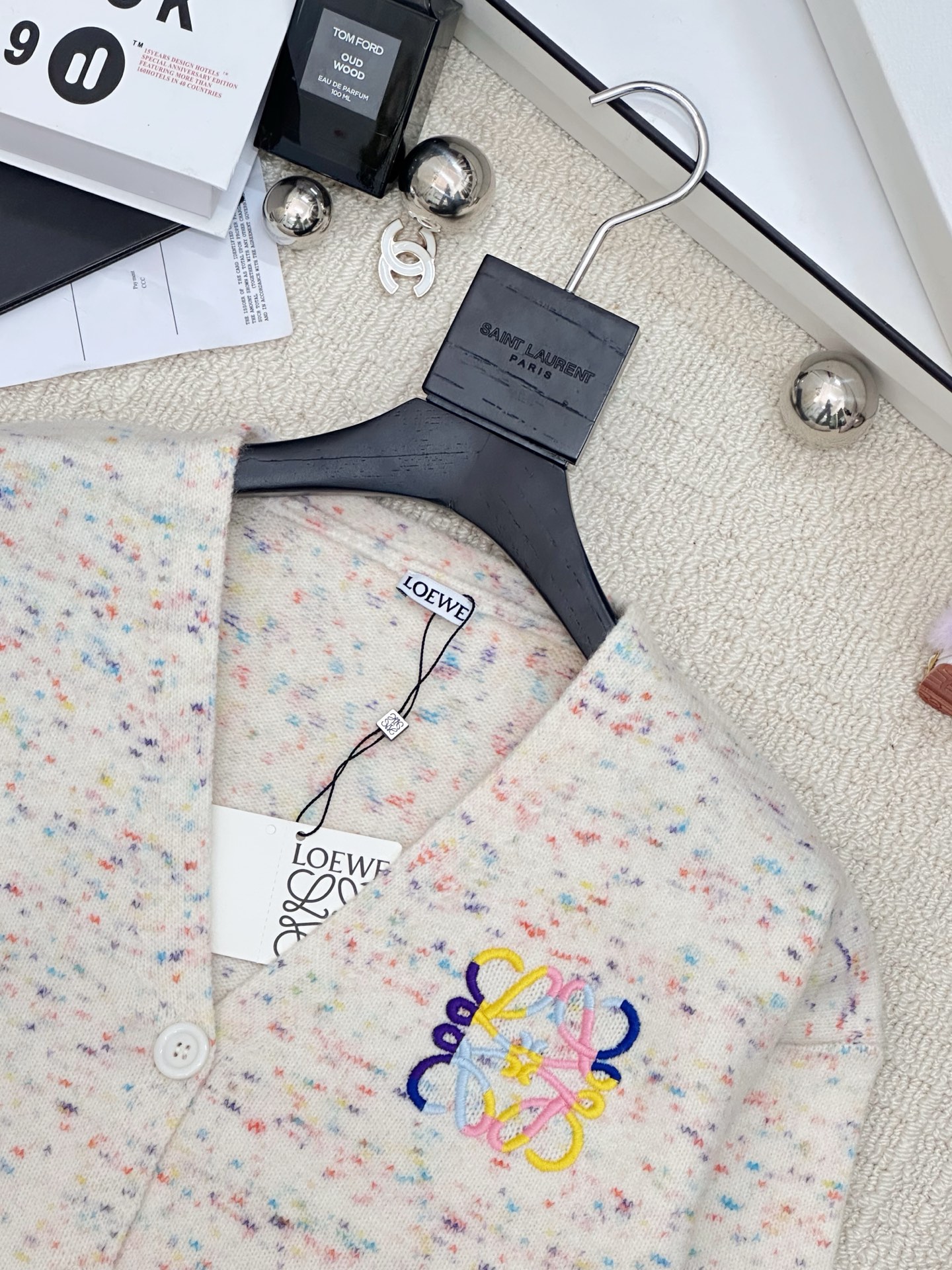 Loewe 𝟐𝟓早秋新款 彩纱开衫款 logo图案修饰点缀 上身高级氛围感🈵️🈵️ 1色𝟑碼 𝟑𝟔/𝟑𝟖