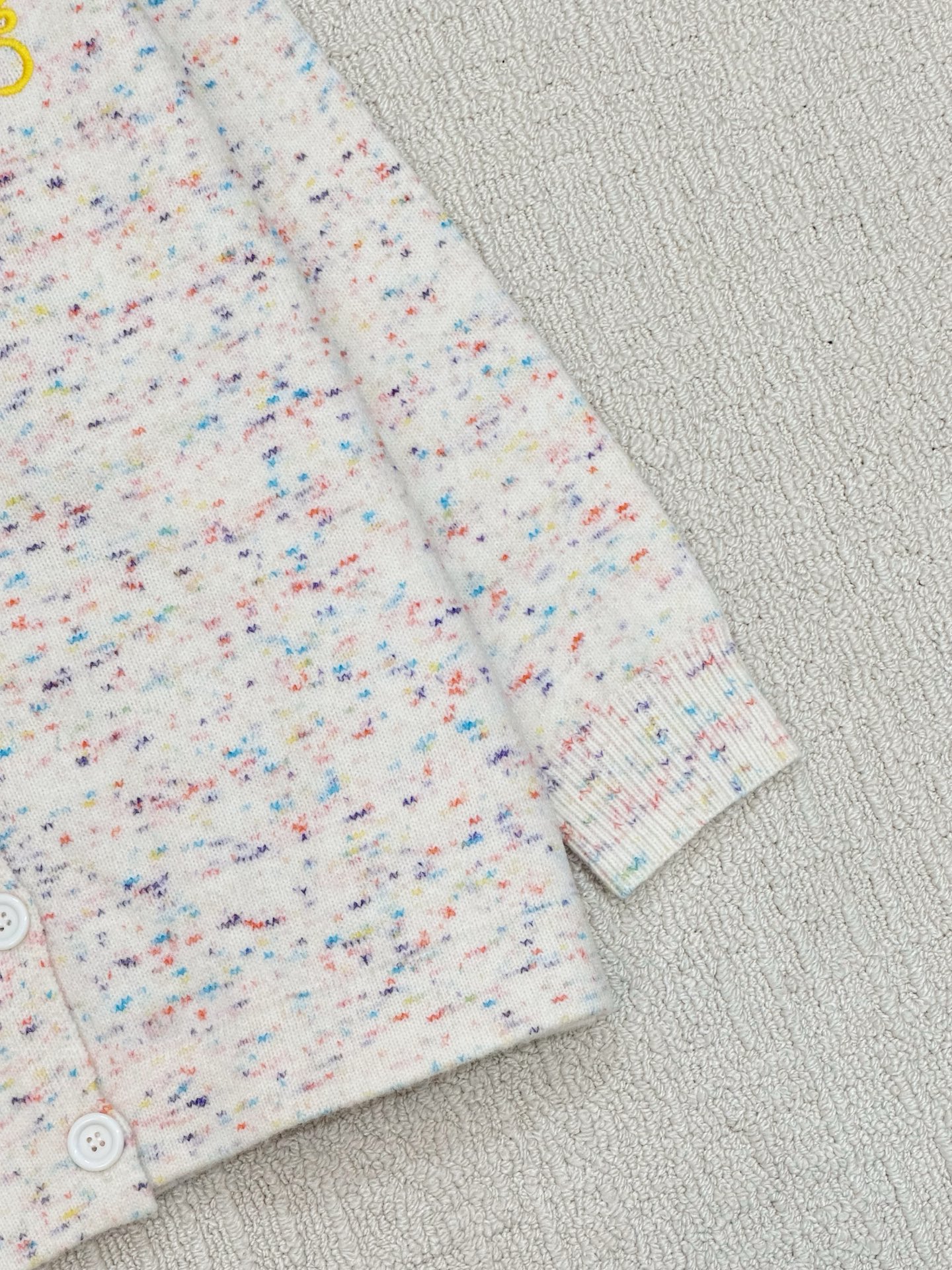 Loewe 𝟐𝟓早秋新款 彩纱开衫款 logo图案修饰点缀 上身高级氛围感🈵️🈵️ 1色𝟑碼 𝟑𝟔/𝟑𝟖