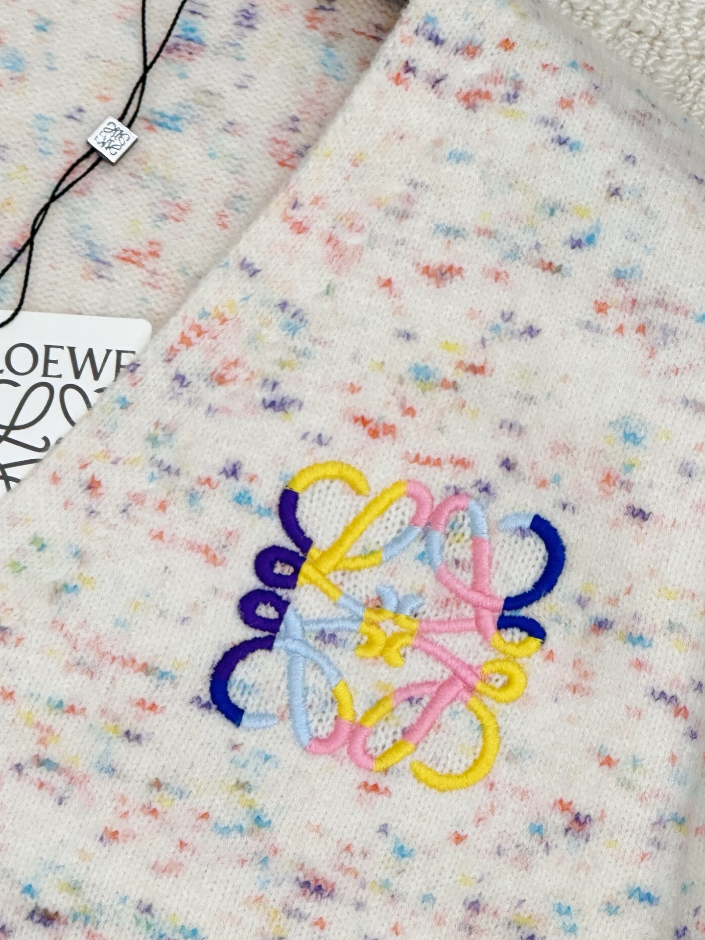 Loewe 𝟐𝟓早秋新款 彩纱开衫款 logo图案修饰点缀 上身高级氛围感🈵️🈵️ 1色𝟑碼 𝟑𝟔/𝟑𝟖