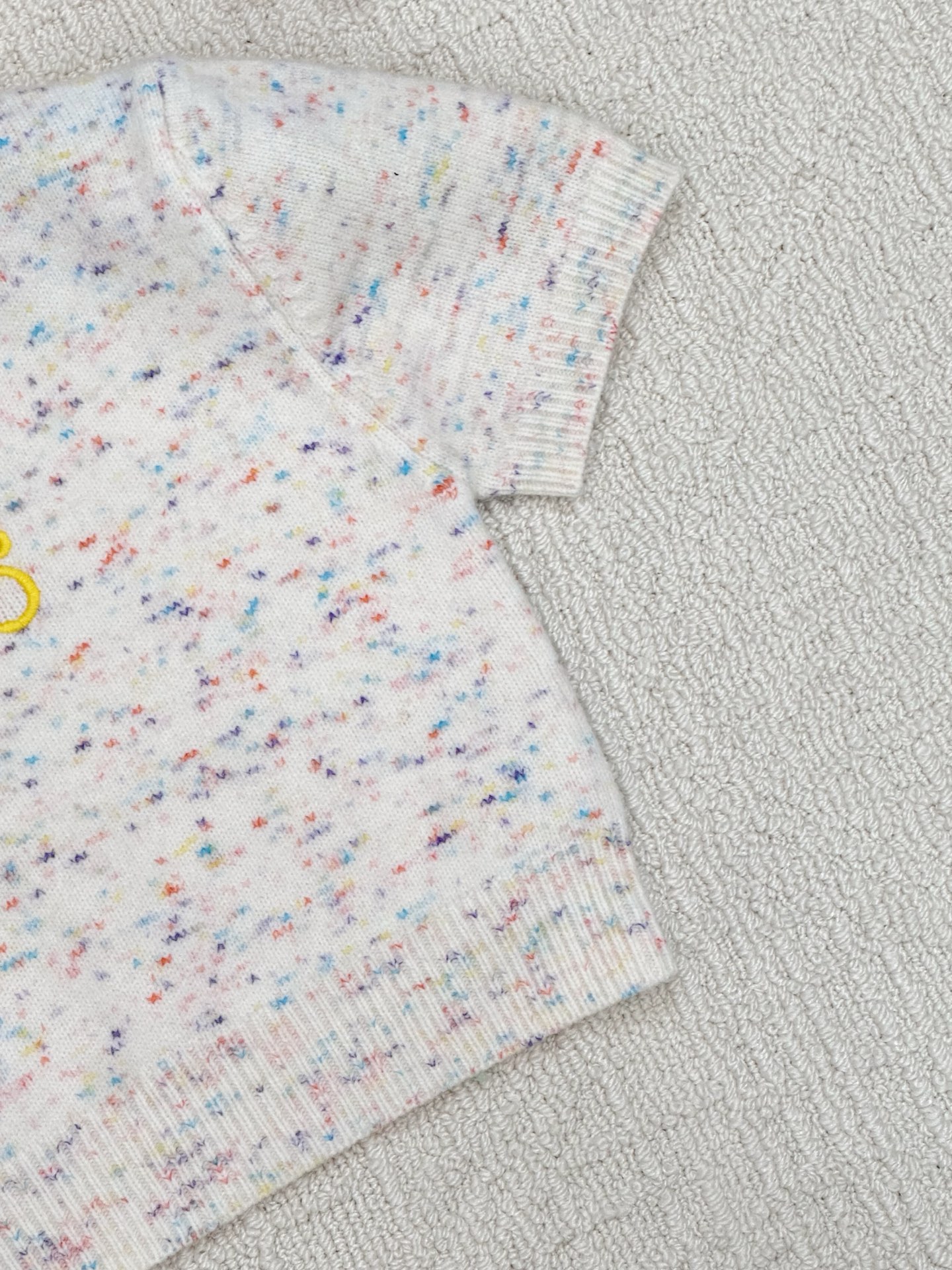 Loewe 𝟐𝟓早秋新款 彩纱短款套头 logo图案修饰点缀 上身高级氛围感🈵️🈵️ 1色𝟑碼 𝟑𝟔/𝟑