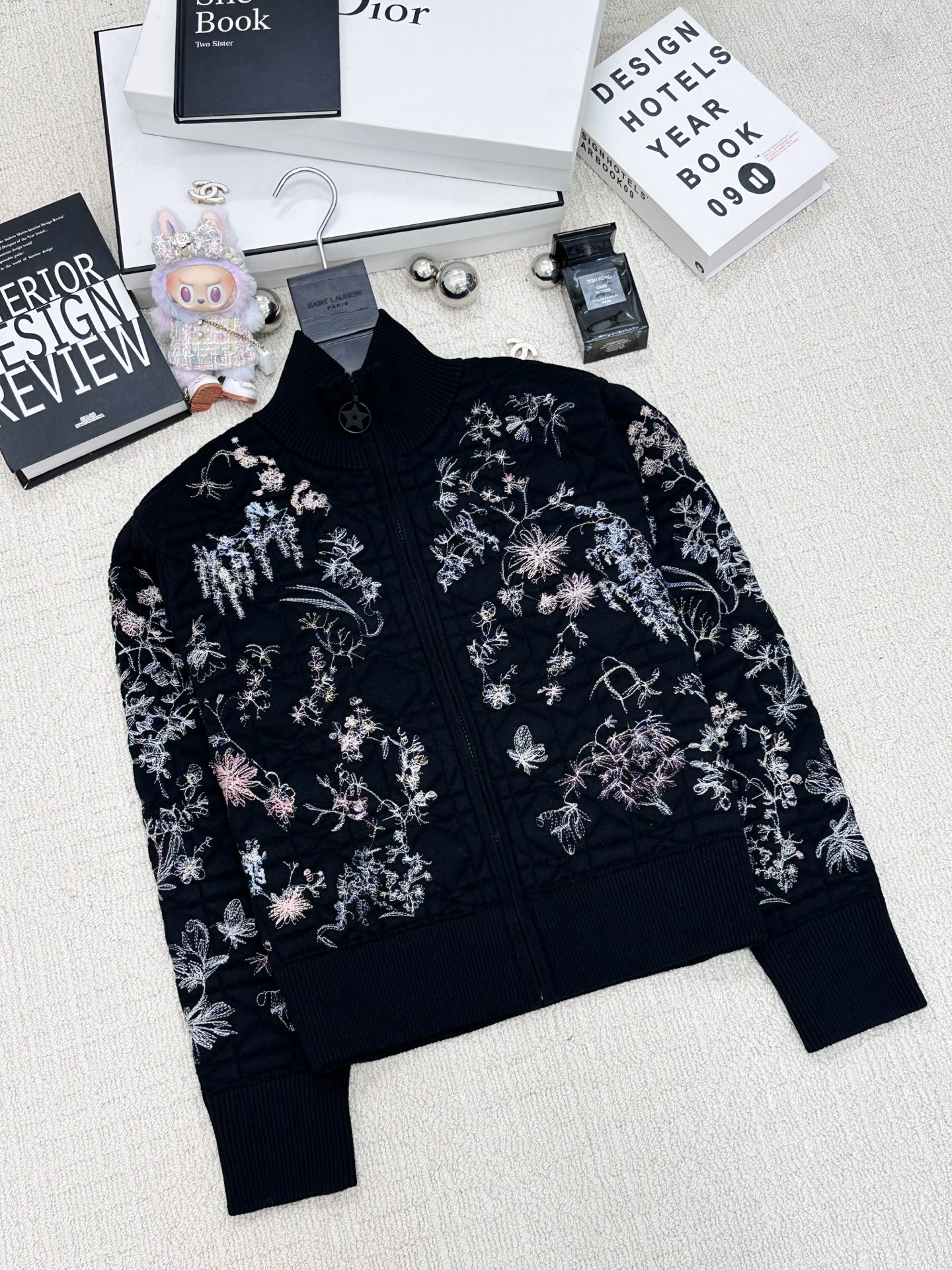 NO:576650,New model for autumn and winter. Heavy industry flower embroidery knitted cardigan style. Logo pattern decoration and upper body with high-end atmosphere. 2 color codes //,,alexander wang19860909秋冬新款 重工花弅刺绣针织开衫款 logo图案修饰点缀 上身高级氛围感 2色碼 //,,alexander wang,Women's clothing