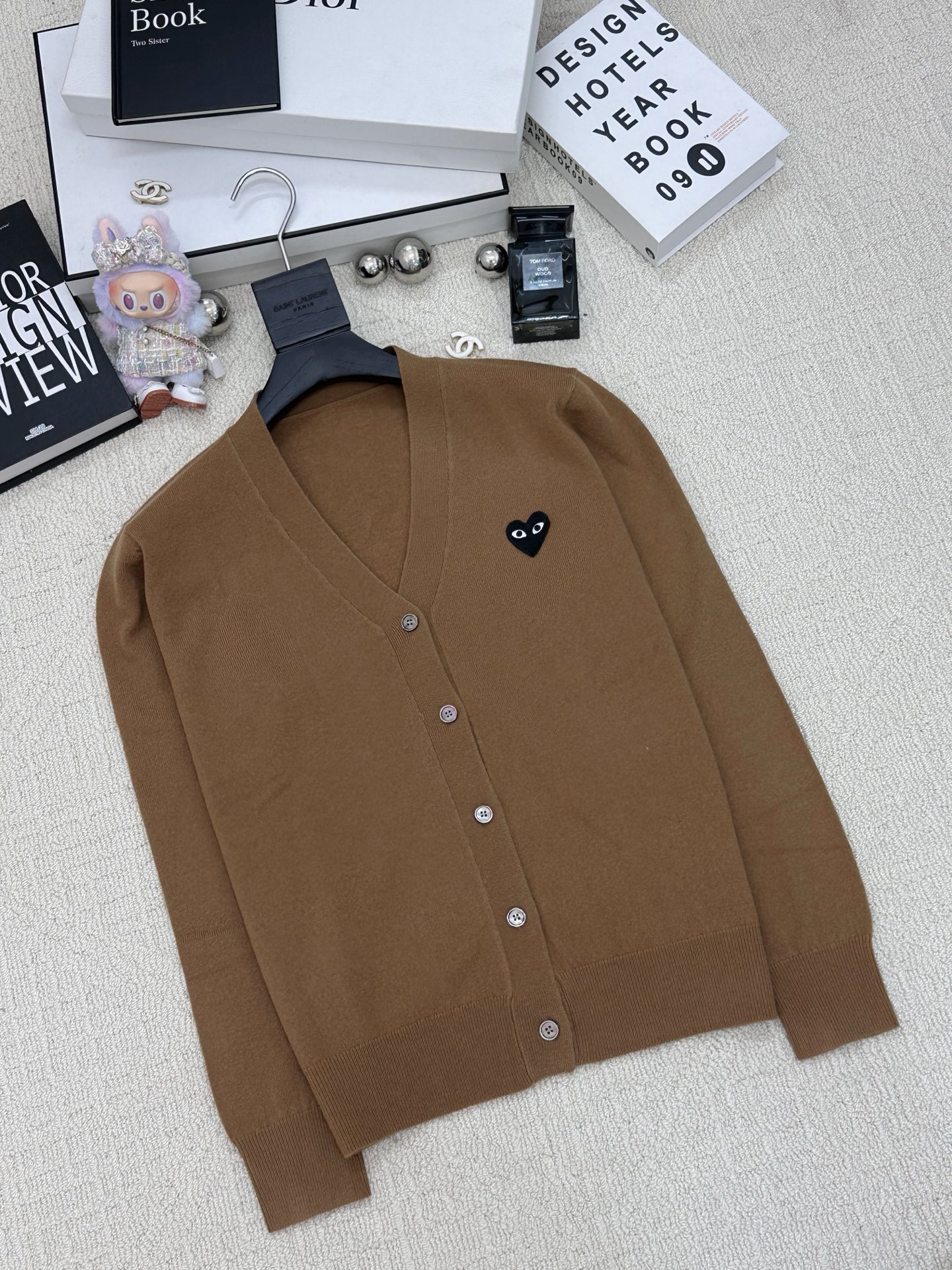 NO:576652,Kawakubo Rei's new fall and winter V-neck love cardigan with logo pattern decoration and high-end atmosphere on the upper body 3 color codes //,,alexander wang19860909川久保玲 秋冬新款 V领爱心开衫款 logo图案修饰点缀 上身高级氛围感 3色碼 //,,alexander wang,Women's clothing